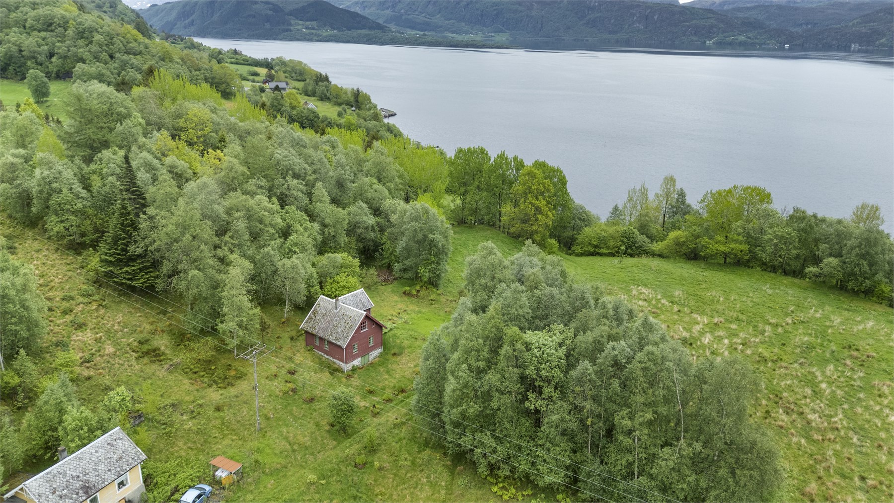 Eiendommen ligger i landlige omgivelser med ca 6. km til Vevring - 