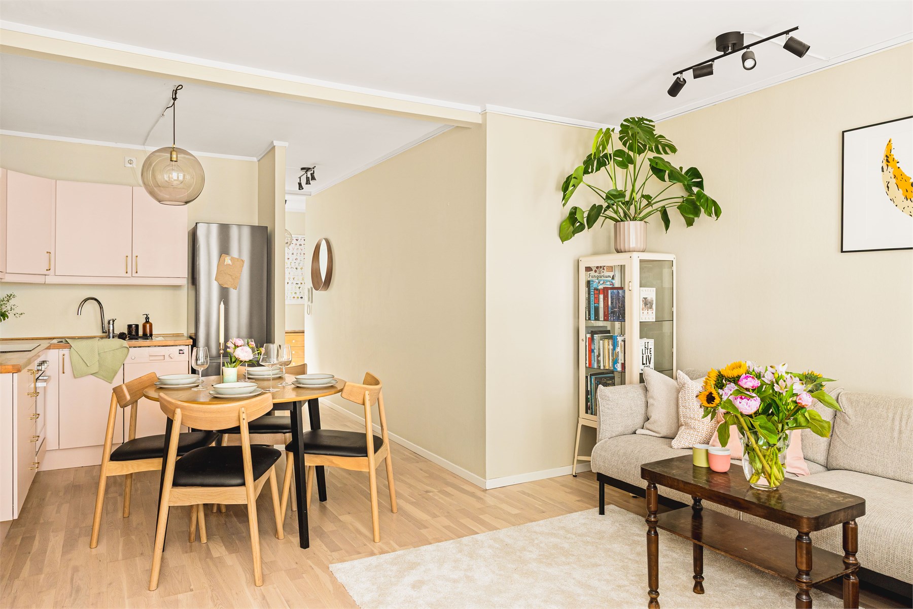 Stue og kjøkken måler til 22,6m² og det er god plass til å innrede med et spisebord for hyggelige sammenkomster med venner og familie. 