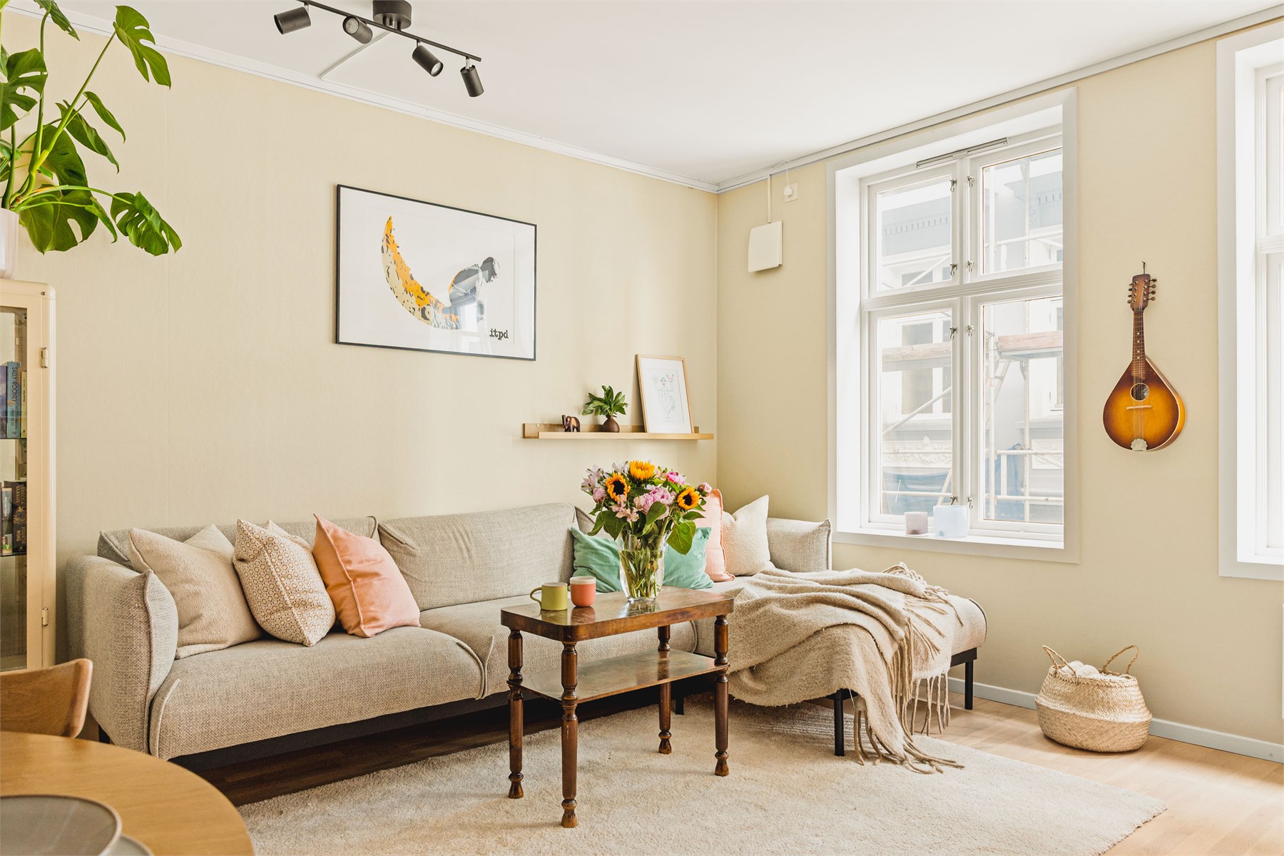 Stuen har en lun og innbydende atmosfære, med lyse overflater og en planløsning som gjør rommet enkelt å møblere. De store vindusflatene slipper inn rikelig med dagslys og skaper en luftig atmosfære i leiligheten. 