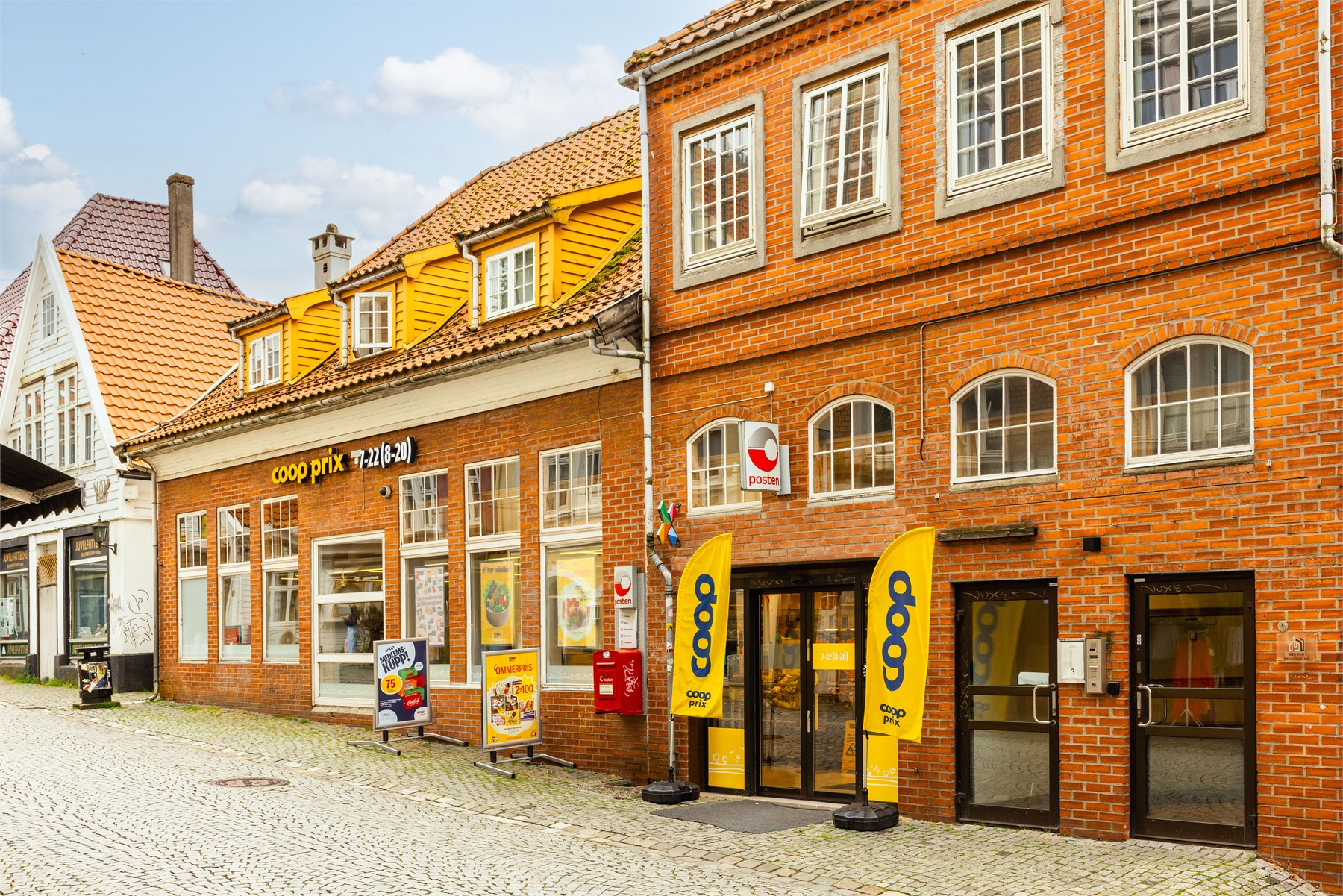 Dagligvarehandelen kan enkelt foretas på Coop Prix eller Rema 1000 som begge ligger en kort spasertur fra boligen.