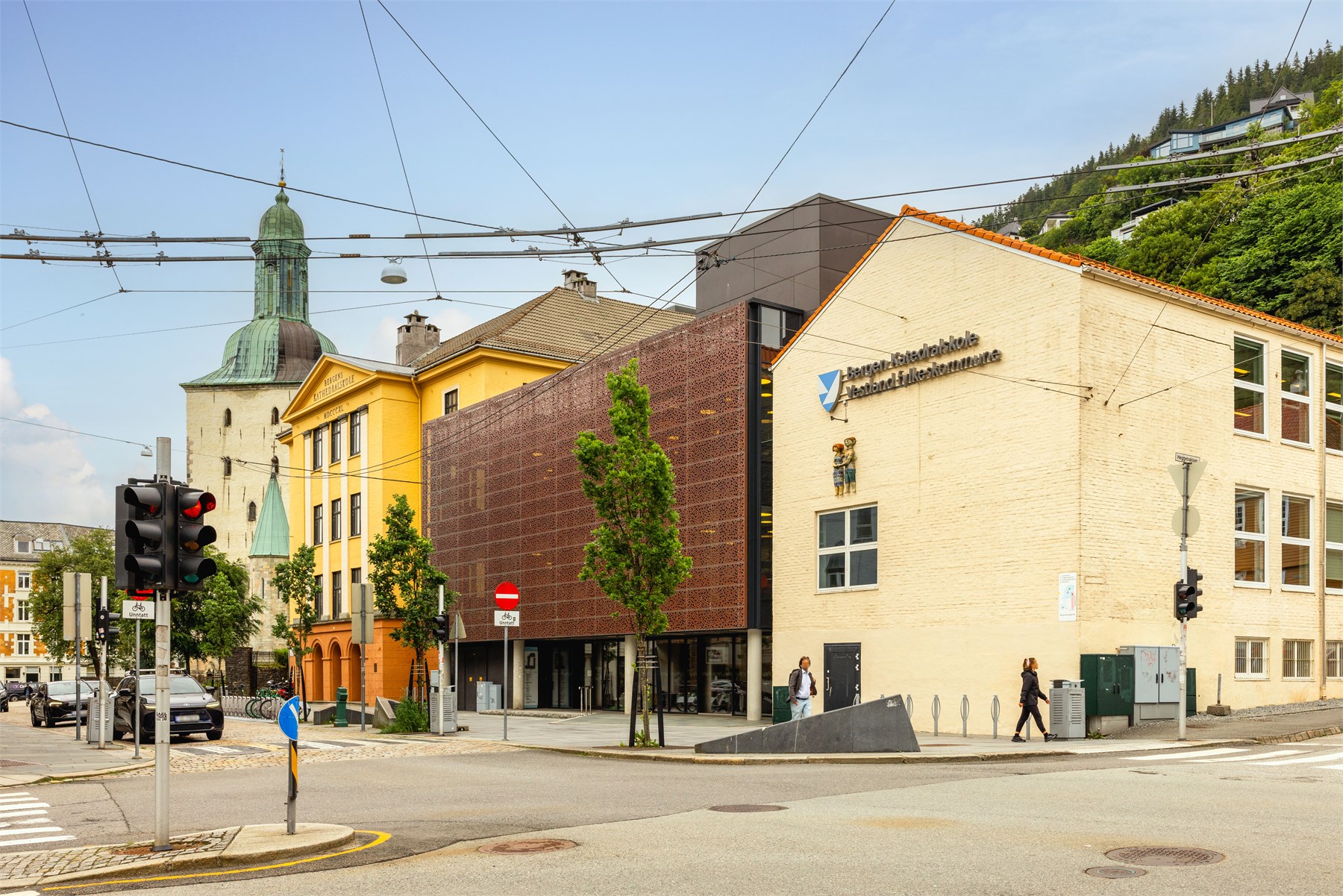 Beliggenheten er utmerket både for unge voksne, barnefamilier og studenter med kort avstand til lekeplasser, barnehager og skoler samt gangavstand til flere store studieinstitusjoner. 