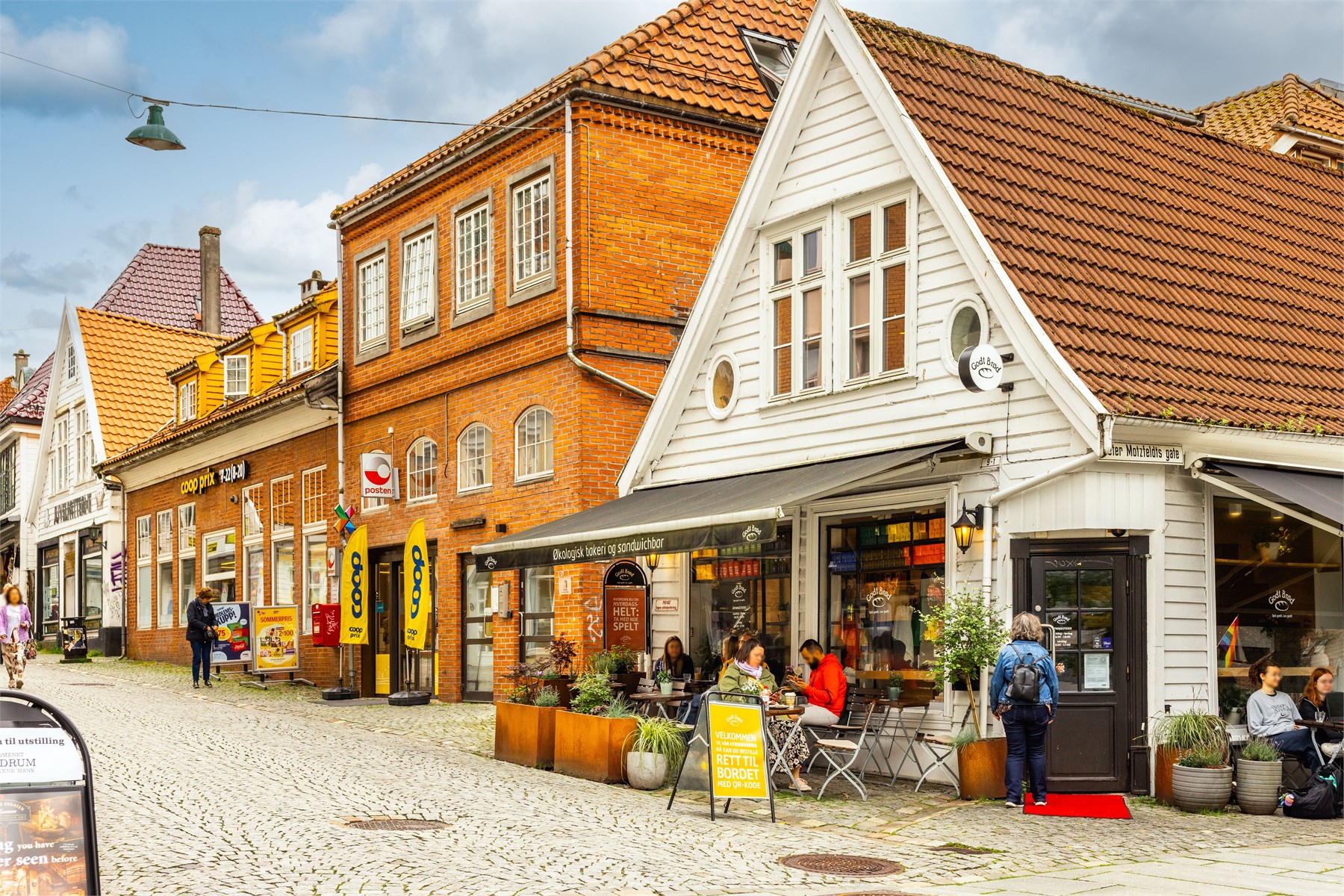 Her bor du med det beste av Bergen rett utenfor døren – et bredt utvalg av sjarmerende kaféer, anerkjente restauranter, bakerier og lokale butikker ligger bare en kort spasertur unna.