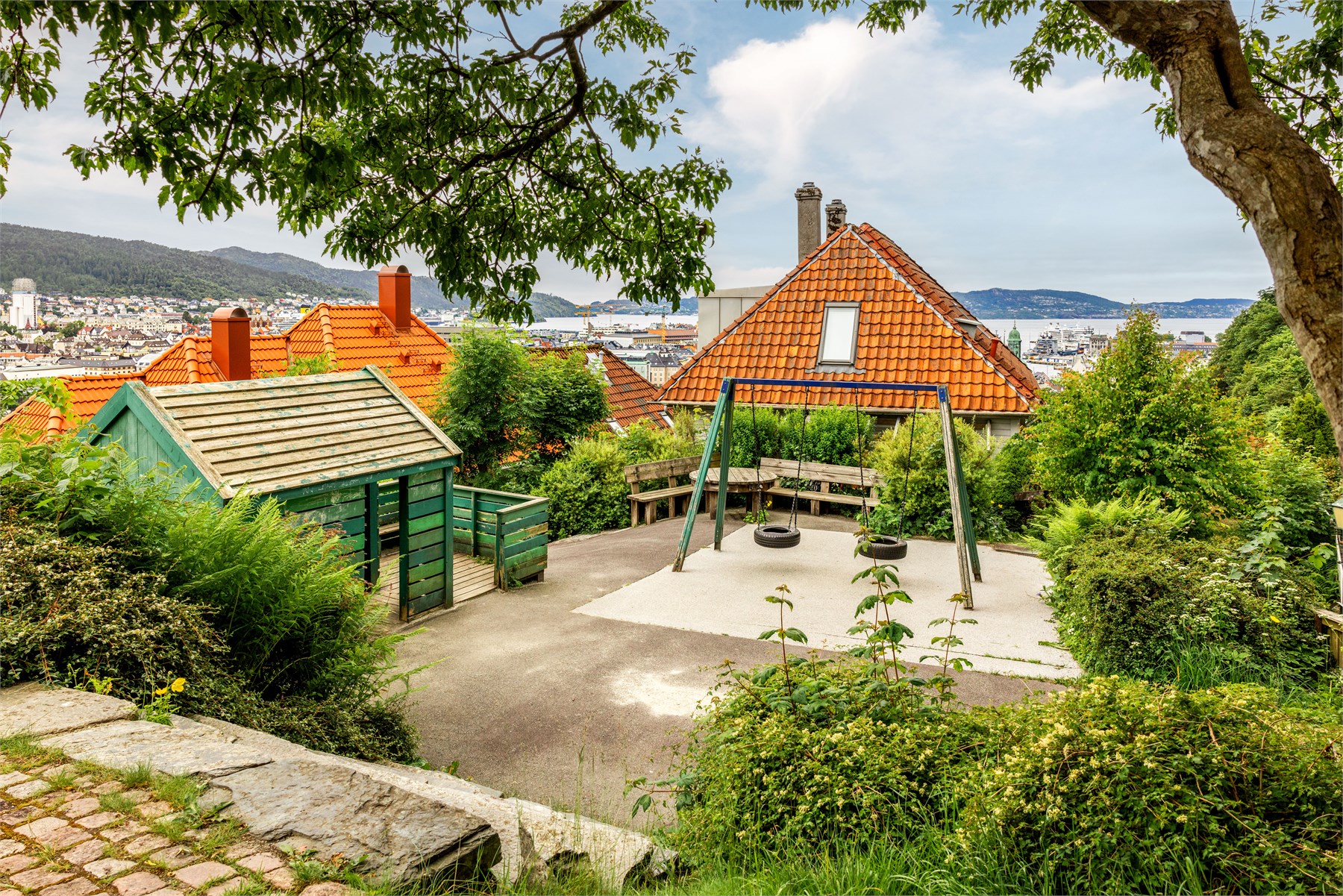 Fra Skivebakken er veien kort til noen av Bergens flotteste utsiktspunkter. Ta turen opp til lekeplassen på toppen av bakken eller videre mot Fløyen for å oppleve en spektakulær utsikt. 