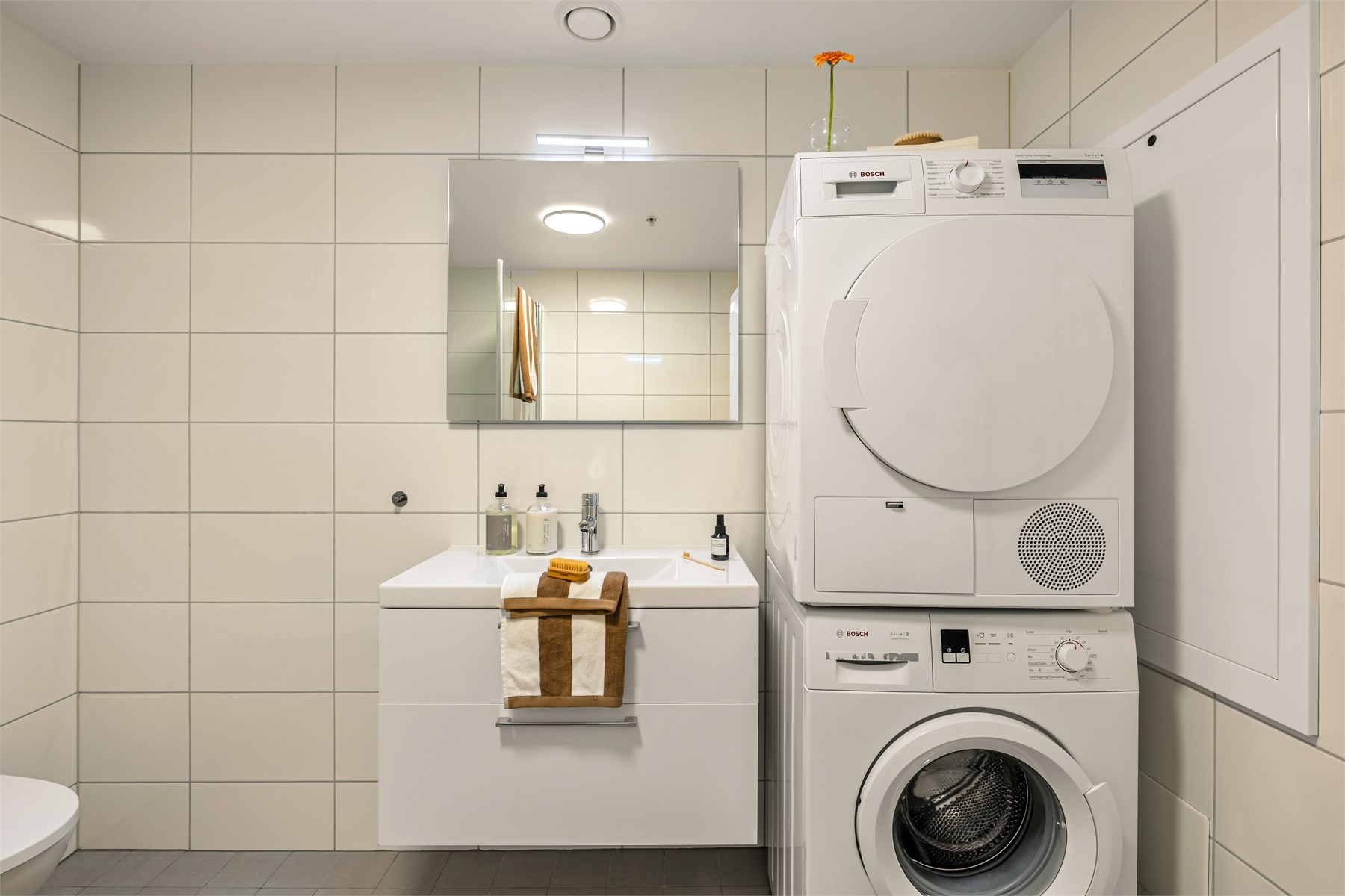 Bygget er fra 2017 og har moderne kvaliteter som balansert ventilasjon og vannbåren varme.