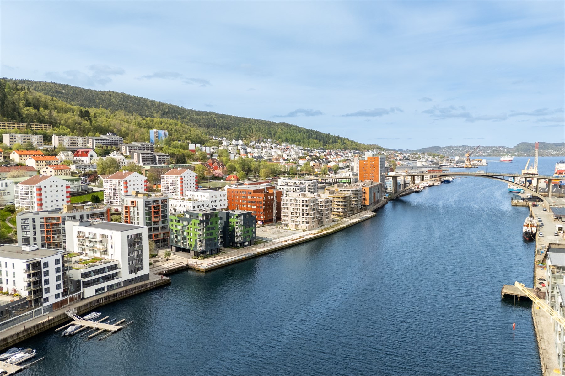 Damsgård har på kort tid blitt ett av de aller mest populære boligområdene byen har å by på, og det er ikke vanskelig å forstå hvorfor! Her bor du tett på sjø og fantastisk natur, med alt det en "urban" sjel kunne ønske seg rett i nærheten. 