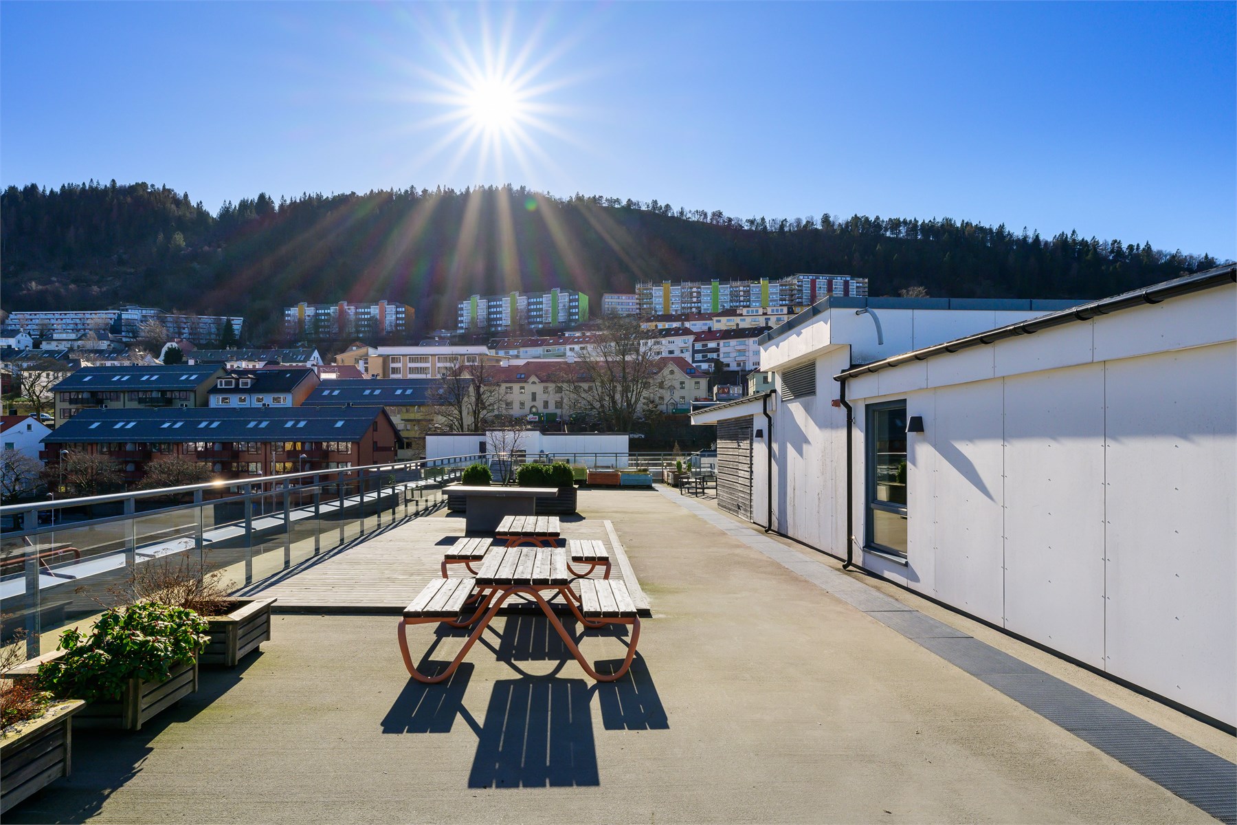 Sameiet som består av nr. 73 og nr. 75 har også to felles takterrasser for sine beboere. En høy i nr. 73, samt en lav mellom byggene . Sistnevnte er også tilrettelagt for barn. 