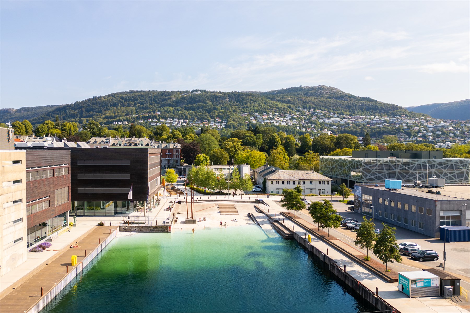  Den populære bystranden ved BI Marineholmen er et yndet sted å tilbringe de aller fineste dagene.