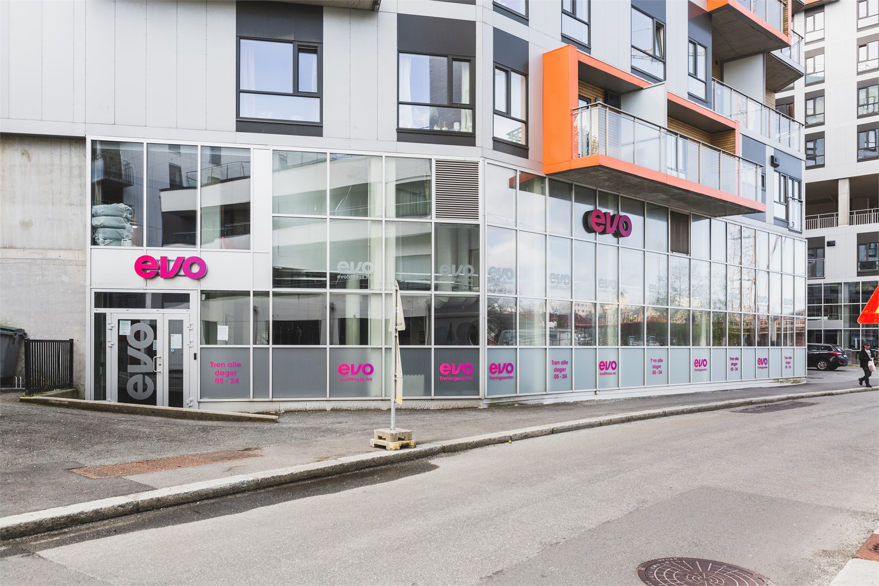Like i nabolaget finner du EVO Fitness Damsgårdssundet i Damsgårdsveien 82 – et moderne og lett tilgjengelig treningssenter med åpningstid fra 05–24 alle dager i året. 