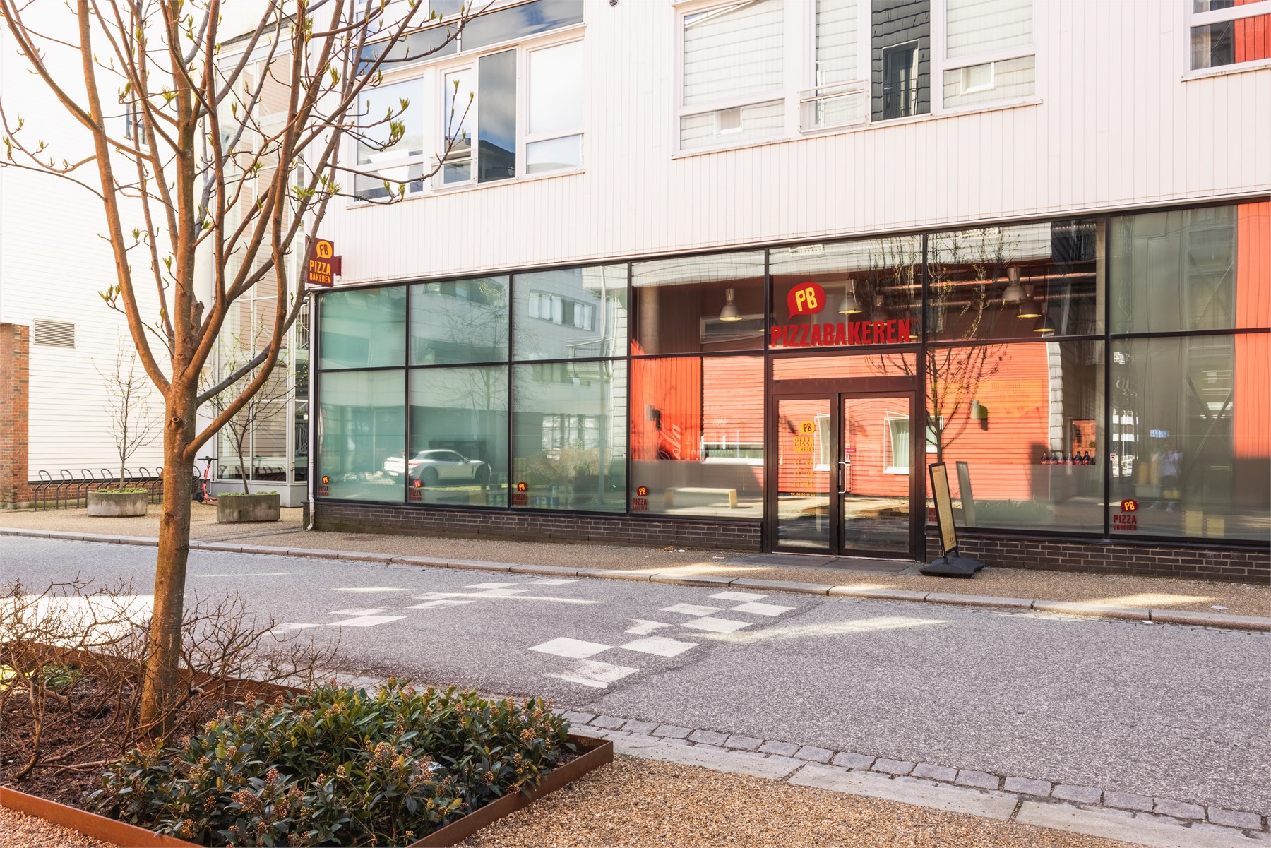 Pizzabakeren Solheimsviken ligger like i nærheten og gir et enkelt takeaway-tilbud når middagen skal gå raskt.