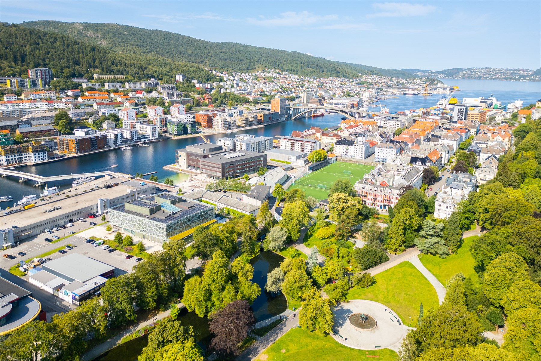 Nygårdsparken ligger en hyggelig spasertur fra boligen og er et av Bergens mest populære grøntområder. Her finner du fine gangveier, store gressplener, lekeplass og gode soner for både trening, lek og avslapping – et deilig pusterom midt i byen.
