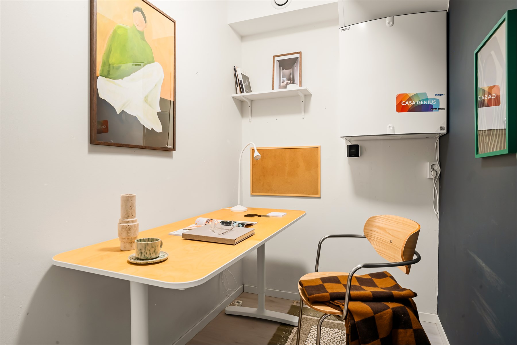 Den interne boden på 3,3 m² gir verdifull oppbevaringsplass i leiligheten. I tillegg har man en ekstern bod i kjelleren på ca. 2,9 m².