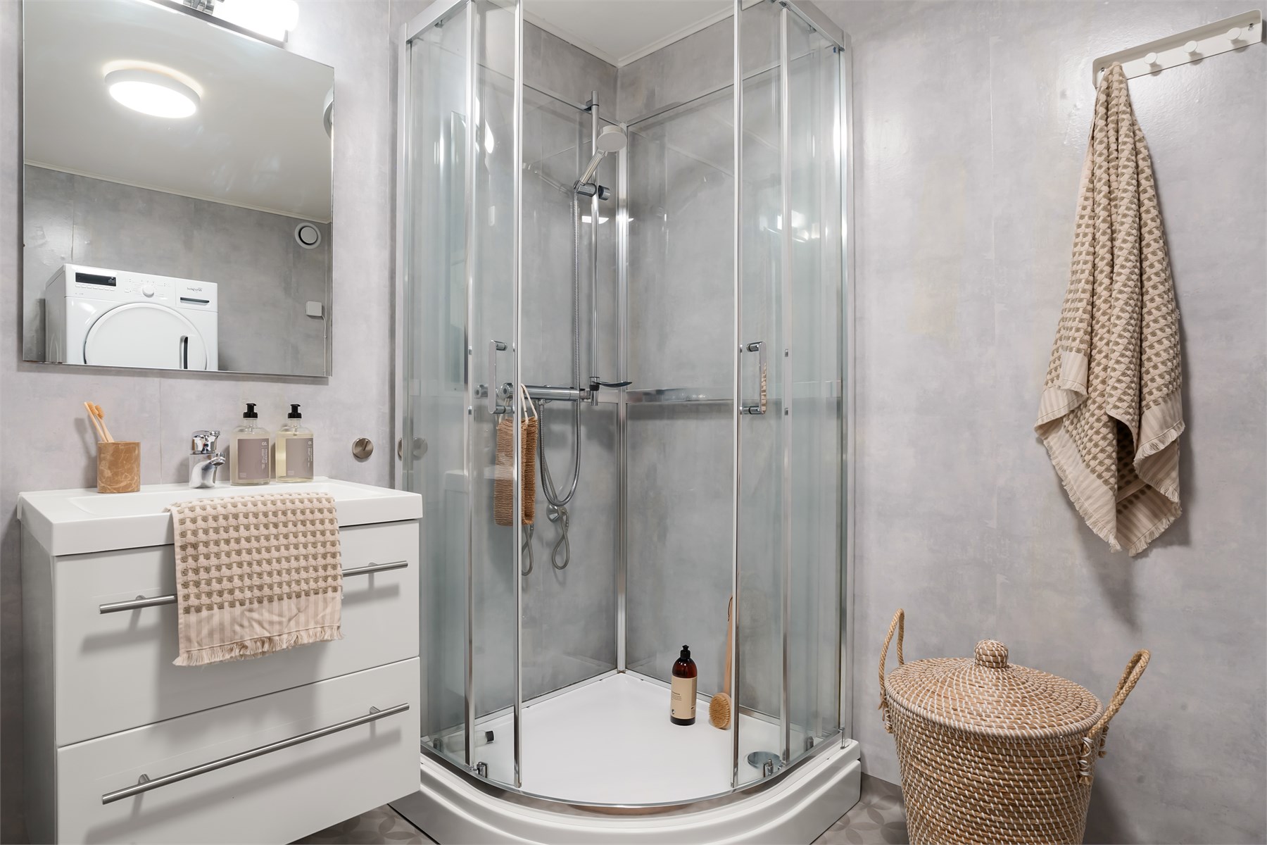 Badet er på 6,2 m² og inneholder dusjkabinett, toalett, servantinnredning og opplegg for vaskemaskin.