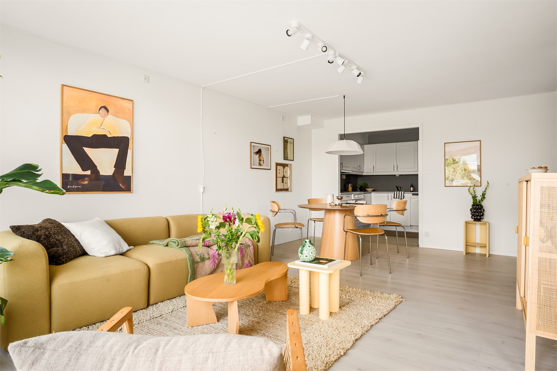 Den romslige stuen på 23,6 m² har god plass til både sofagruppe og spisebord, med en åpen og sosial forbindelse mot kjøkkenet.