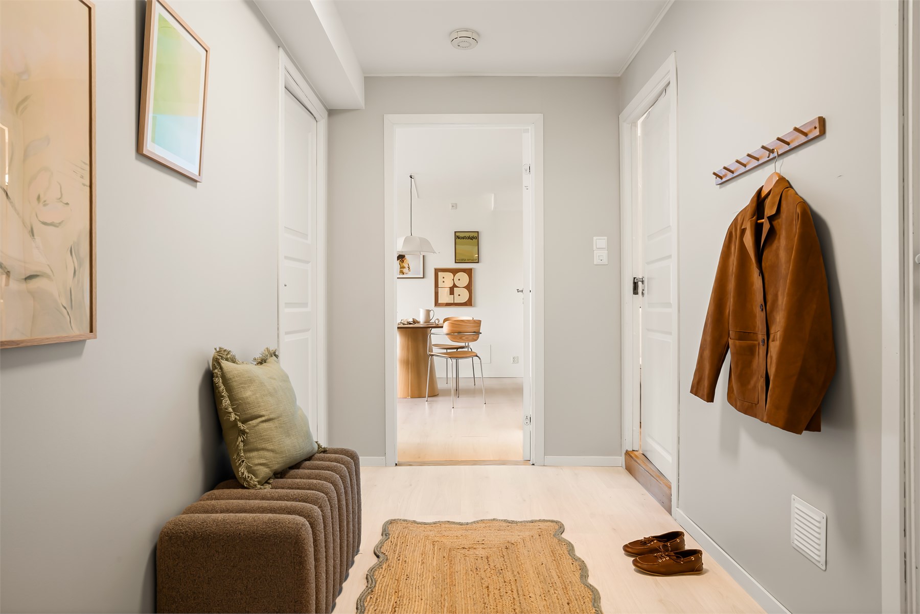 Leiligheten har en innbydende entré på 5,3 m² med adkomst til boligens øvrige rom.