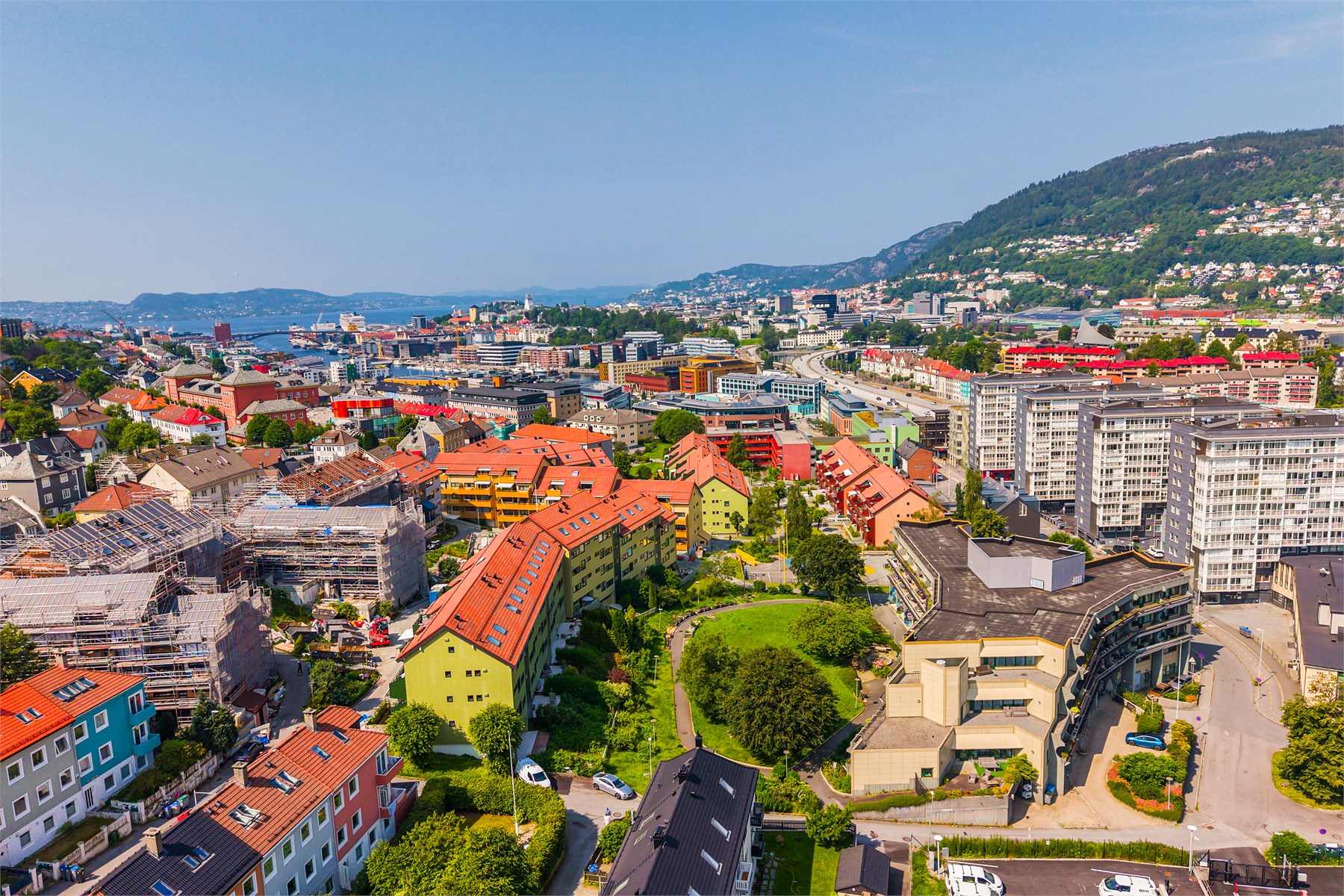 Bybanen og flere bussforbindelser ligger i kort gangavstand fra leiligheten. Det er gode gang- og sykkelforbindelser til Bergen sentrum, Haukeland, Mindemyren og flere studiesteder.