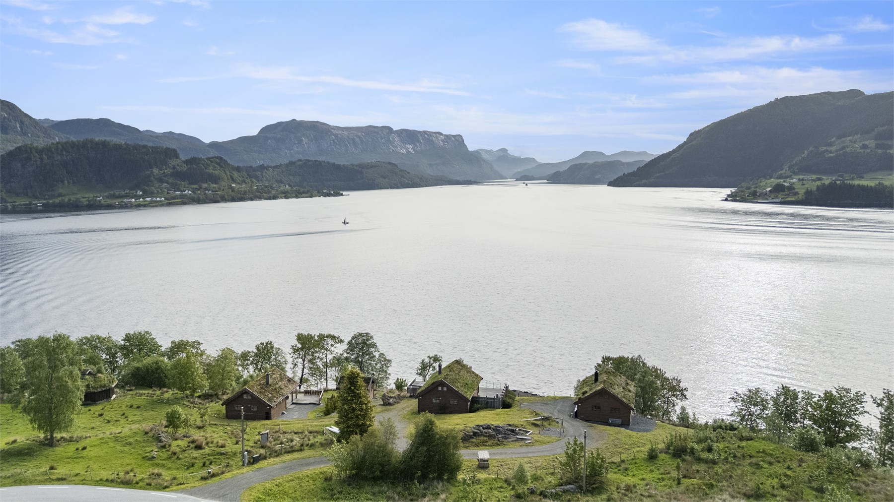 - Her ligger alt til rette for late dager med gode turmuligheter, båtliv, bading og fiske -