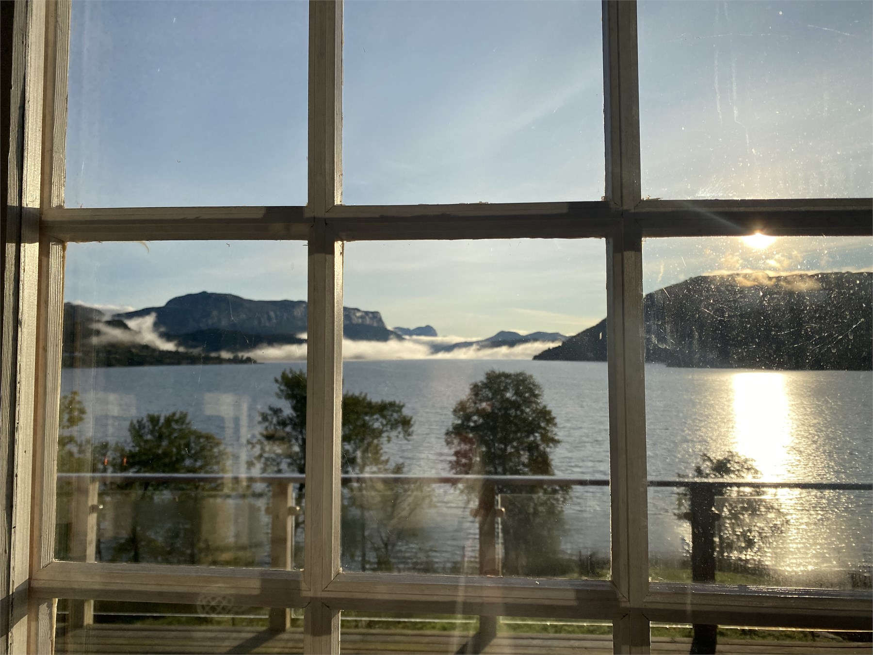 - Her kan man nyte sol og utsikt både ute og inne - 