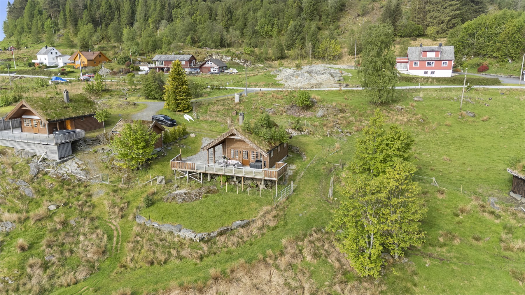 - Eiendommen har rett til båtplass like nedenfor - 