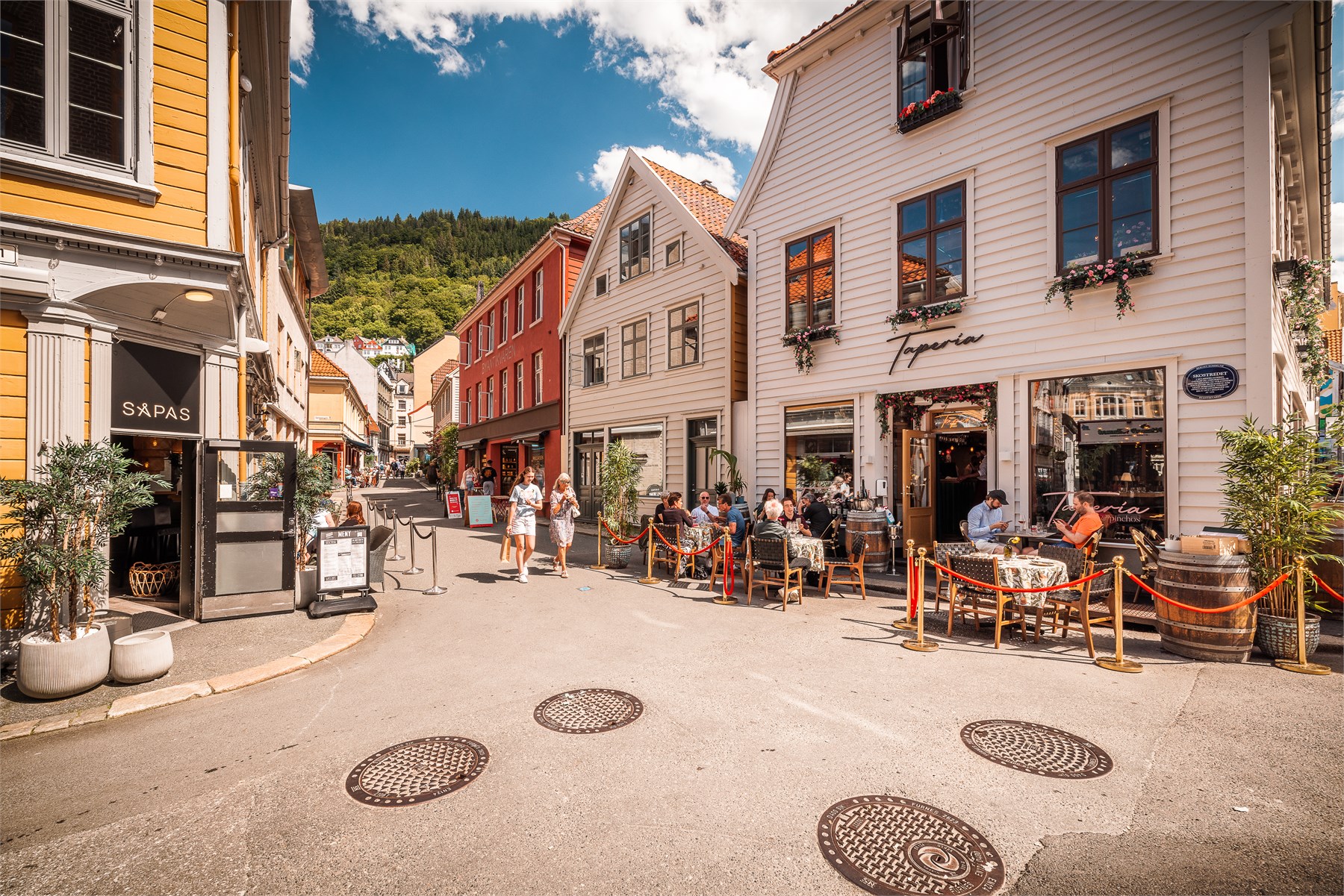 Livlige Skostredet ligger i øyeblikkelig nærhet til boligen. Område kan by på et rikt utvalg av både restauranter og kaféer. 