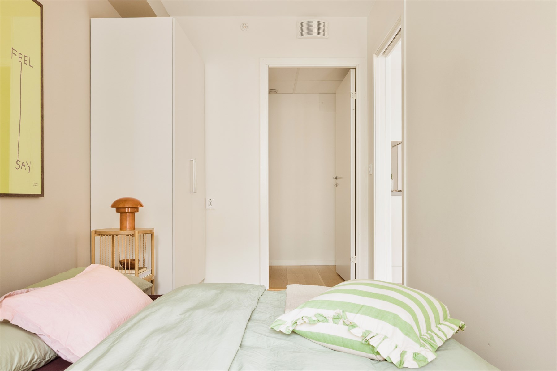 I direkte tilknytning til soverommet ligger en praktisk bod med gode oppbevaringsmuligheter. Rommet egner seg ypperlig som walk-in closet og tilfører soverommet en ekstra funksjonell og gjennomtenkt kvalitet.