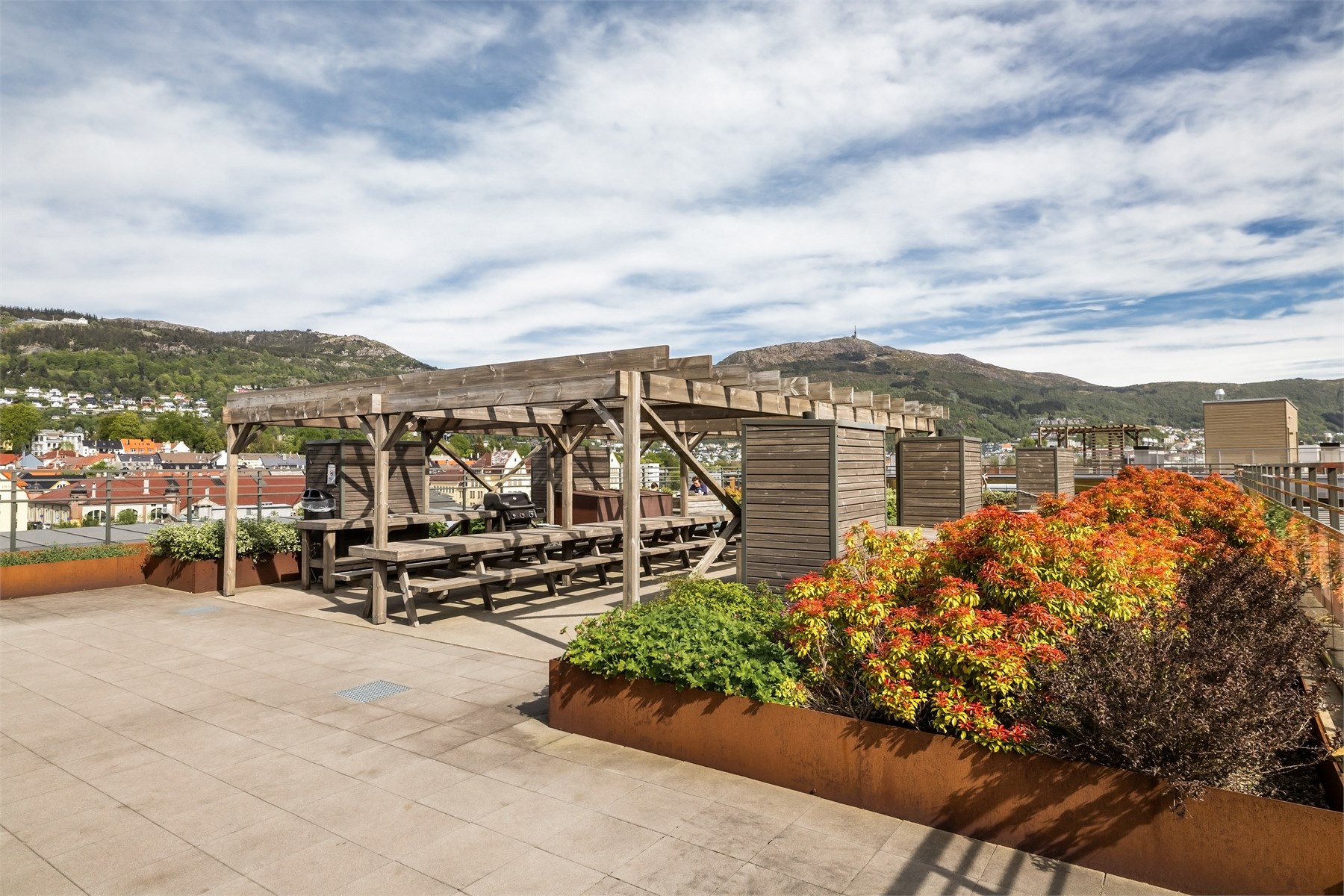 Beboerne i sameiet disponerer felles takterrasse med panoramautsikt og sol fra morgen til solnedgang. .jpg