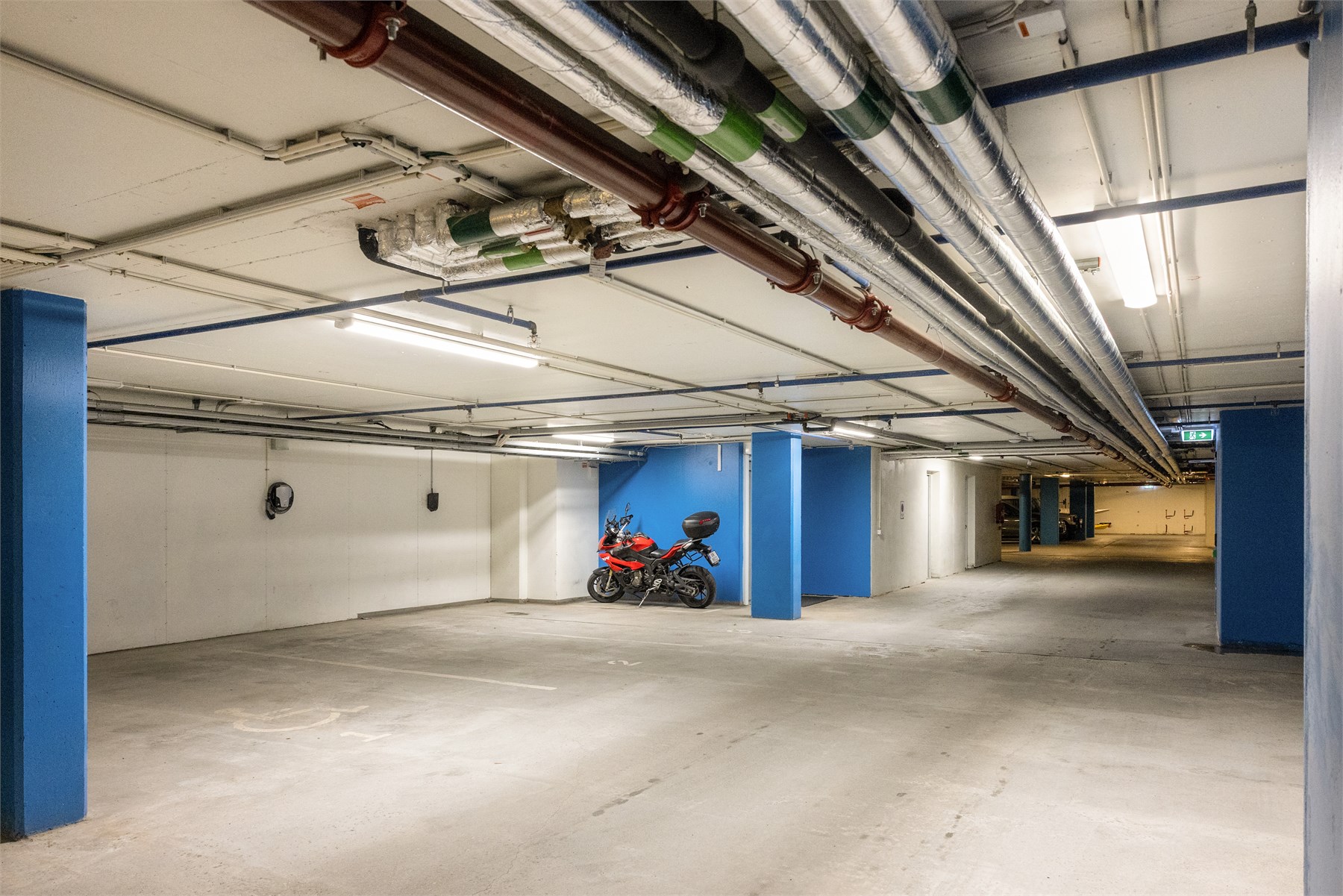 Sameiet disponerer totalt 48 garasjeplasser. Det kan tidvis være mulighet for å kjøpe eller leie parkeringsplass i sameiets garasjeanlegg, avhengig av tilgjengelighet. 