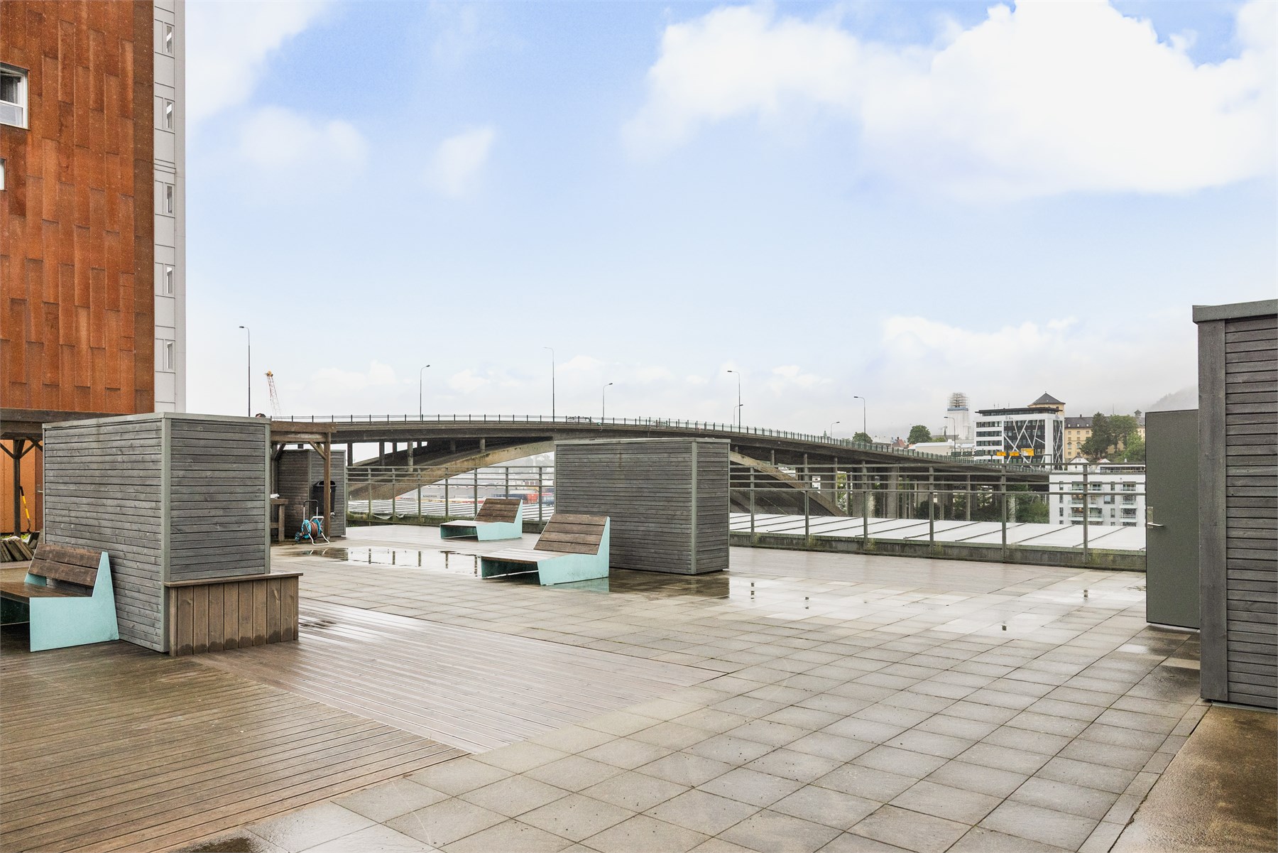 Småpudden, som er selve knutepunktet, knytter Damsgård sammen med Møhlenpris og sentrumskjernen. Det er gåavstand til arbeidsplasser på MCB, Danmarksplass og i sentrum.