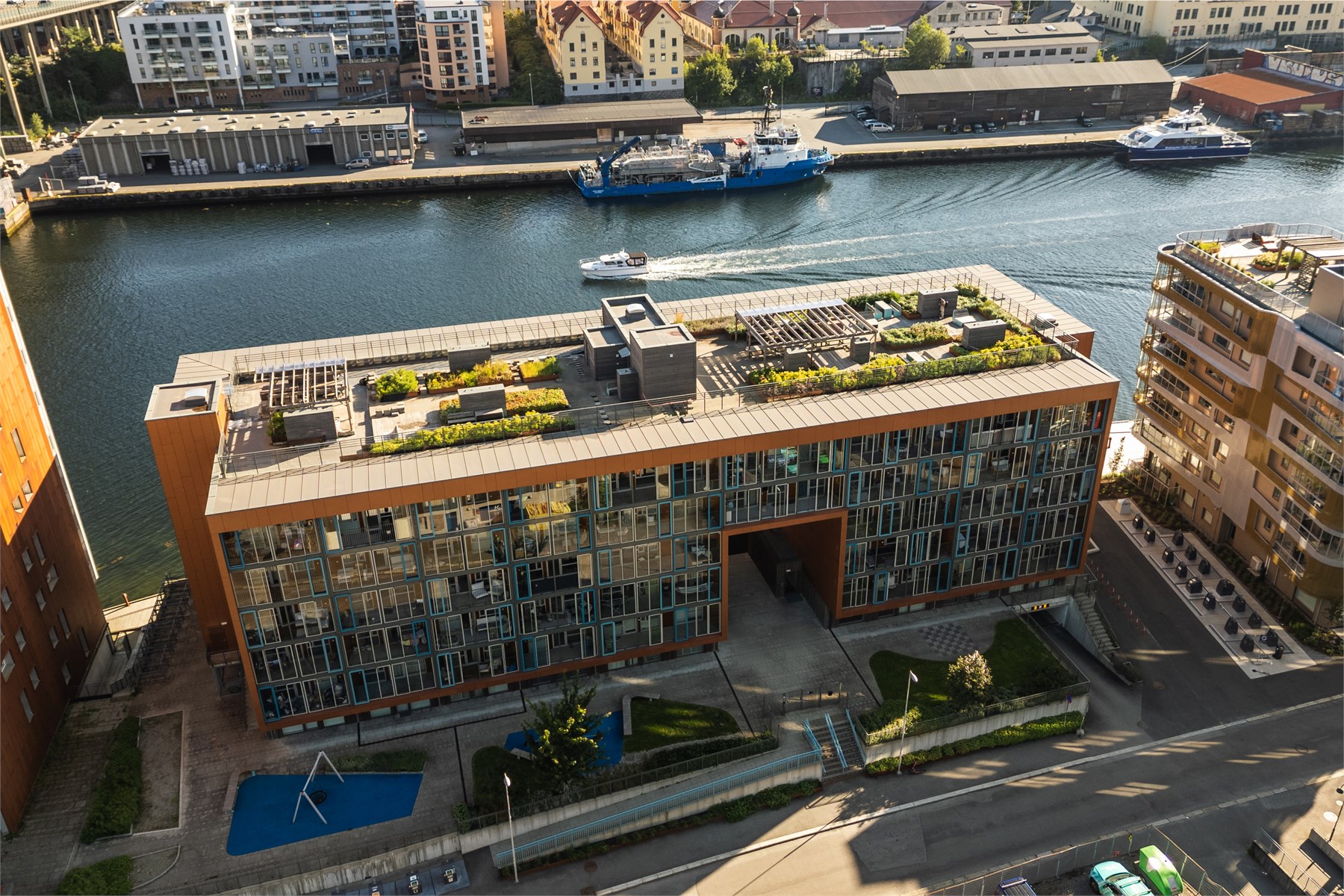 Sameiet byr på en flott felles takterrasse med vidstrakt panoramautsikt over nærområdet. Her kan beboerne nyte svært gode solforhold fra morgen til solnedgang – en attraktiv møteplass og et herlig sted å tilbringe varme sommerdager og lange kvelder.