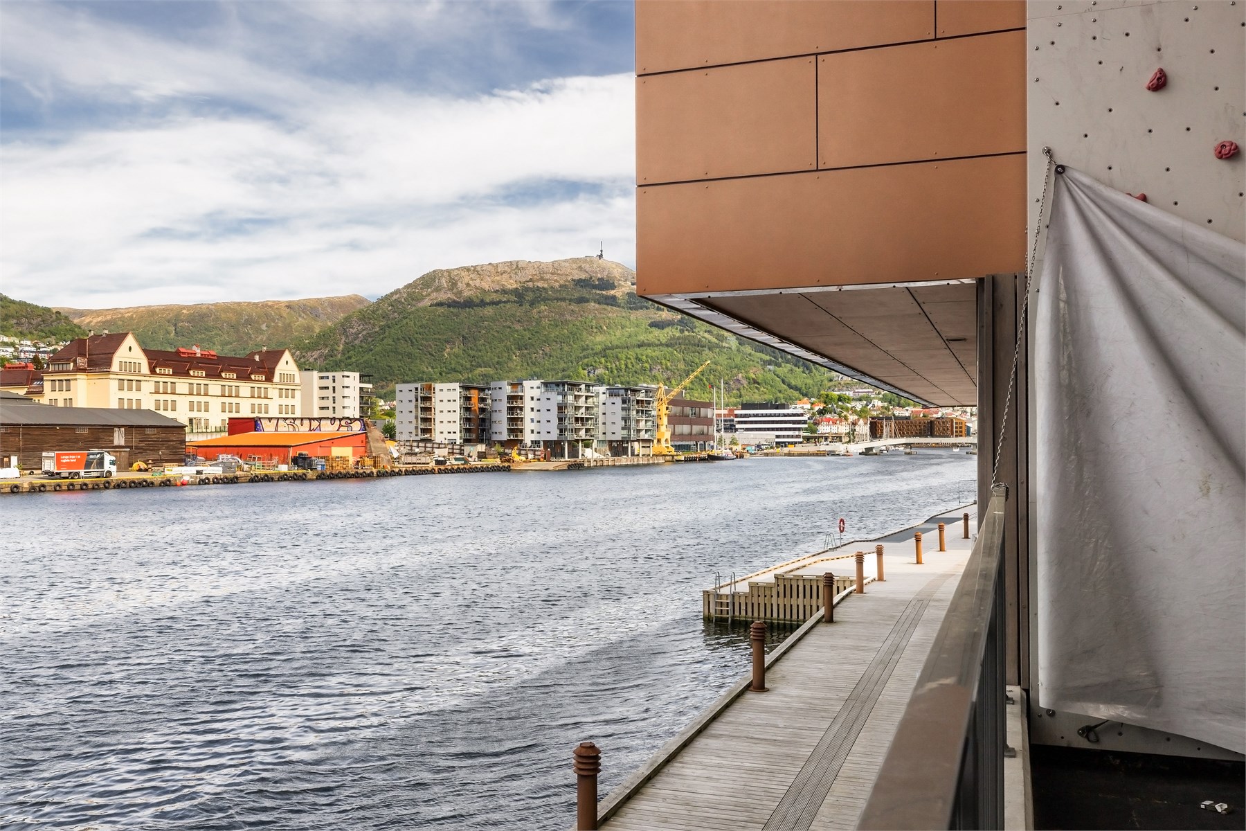 Sameiet har en sentral beliggenhet helt i sjøkanten ved Puddefjorden, i flotte og maritime omgivelser. .jpg