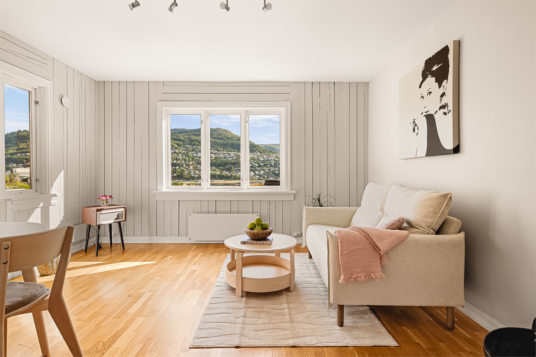 Her er det god plass til både en komfortabel sofagruppe og et hyggelig spisebord, samtidig som den herlige utsikten danner en flott ramme rundt oppholdsrommet.