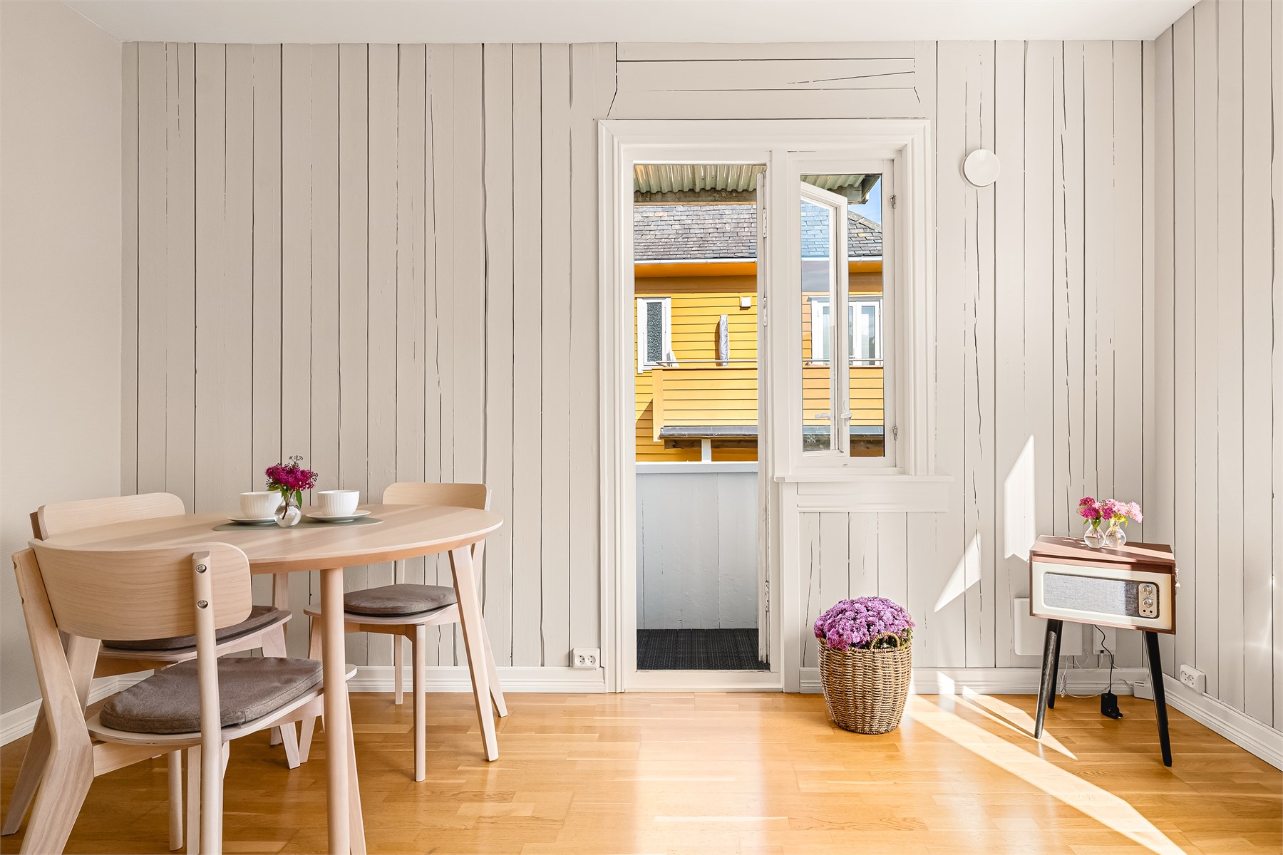 Den naturlige spiseplassen er fint plassert mellom stue og kjøkken, med god plass til hyggelige middager og sosiale sammenkomster. Fra stuen er det direkte utgang til leilighetens balkong. 