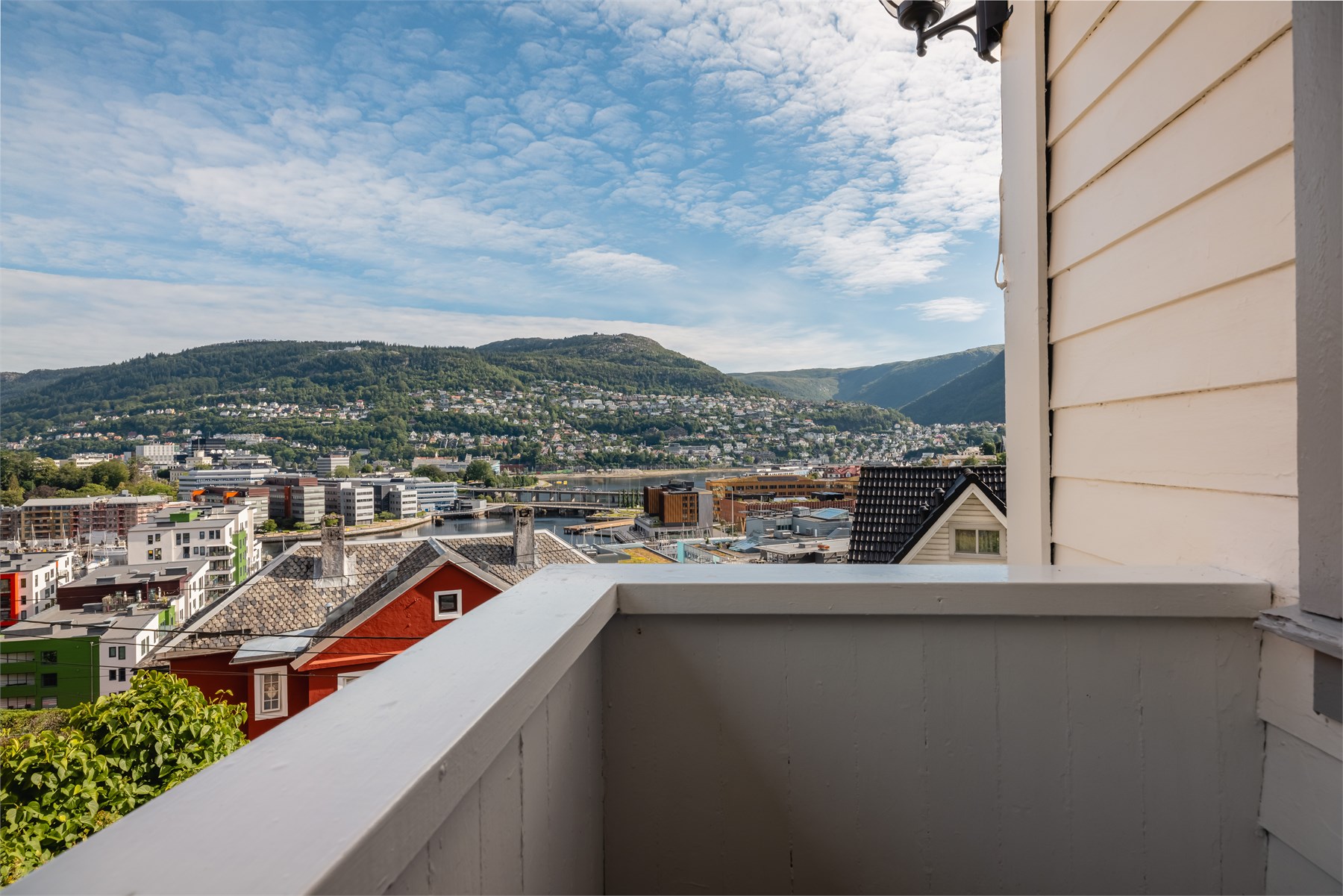 Balkongen blir en herlig forlengelse av boligen på fine dager. Her kan du trekke ut med morgenkaffen, nyte frisk luft og la blikket vandre over hustakene, byen og fjellsidene – en attraktiv kvalitet ved en sentrumsnær leilighet.