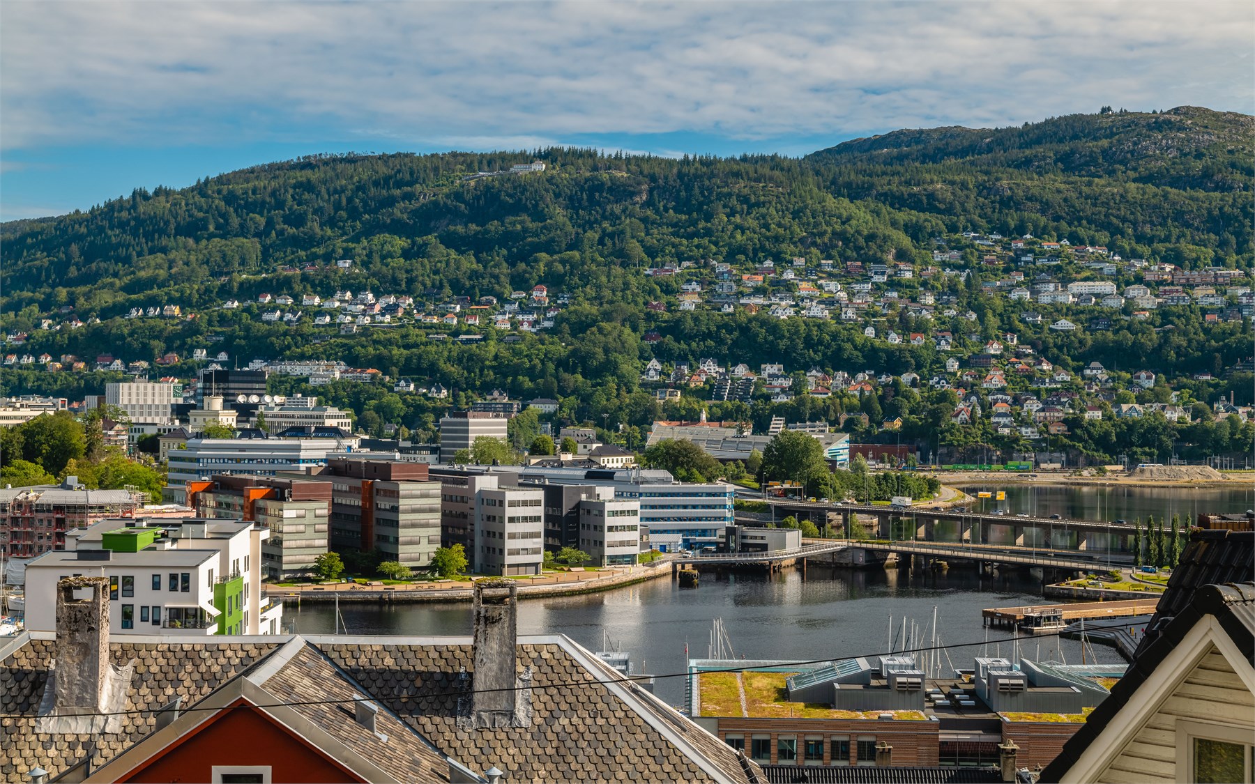 Utsikten er utvilsomt blant boligens store høydepunkter. Her får du et vidstrakt utsyn over Bergen og fjellsidene rundt byen, og når mørket senker seg kan du nyte synet av byen som lyser opp på motsatt side av dalen.