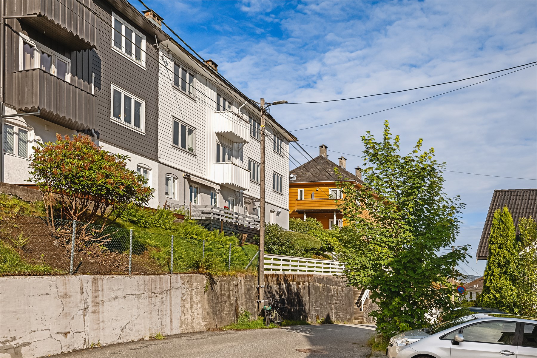 Eiendommen ligger fint til i terrenget med utsyn over nærområdet og Bergen. Beliggenheten gir en herlig kombinasjon av bynærhet og grønne omgivelser – et godt utgangspunkt for deg som ønsker både urbane tilbud og naturen tett på.