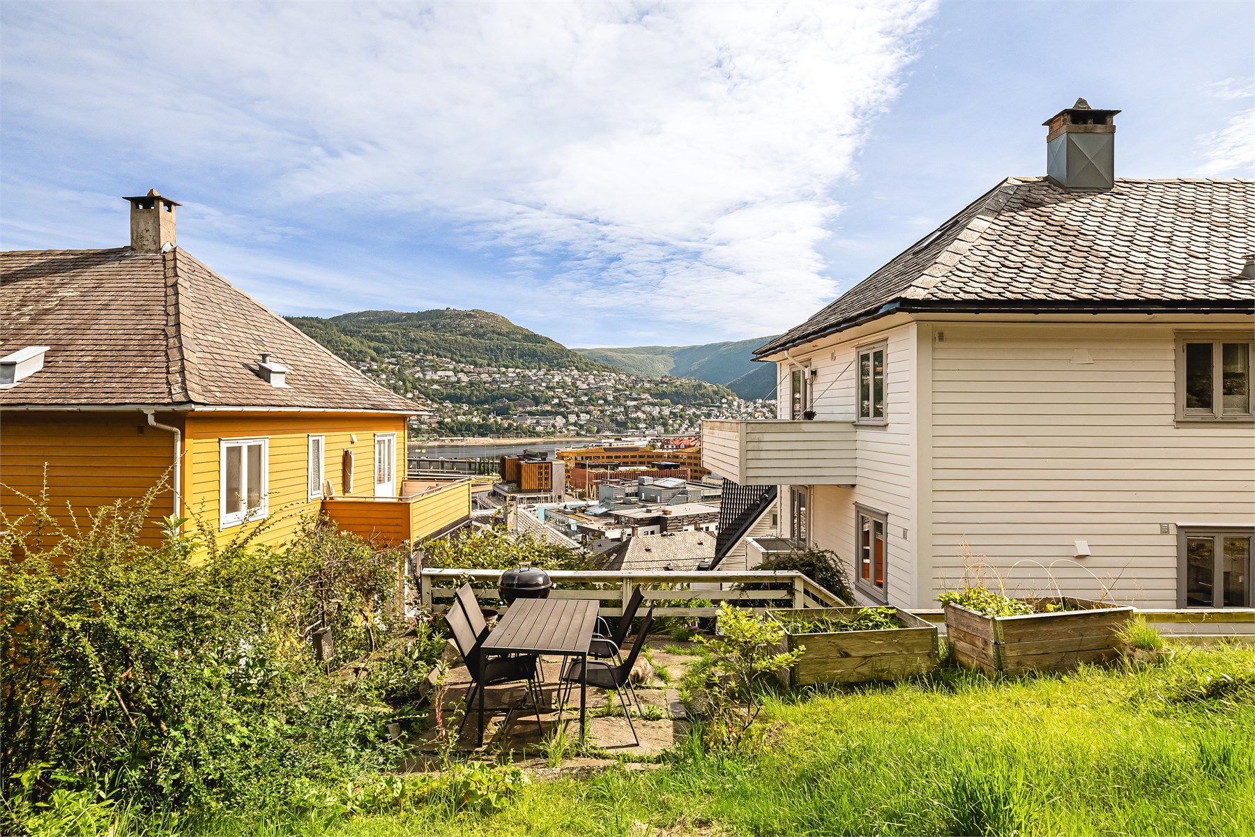Den felles hagen på baksiden av bygget er en ekstra hyggelig kvalitet, særlig gjennom sommerhalvåret. Hagen kan benyttes av beboerne i sameiet og gir mulighet for å trekke seg ut i grønne og rolige omgivelser uten å måtte forlate eiendommen.