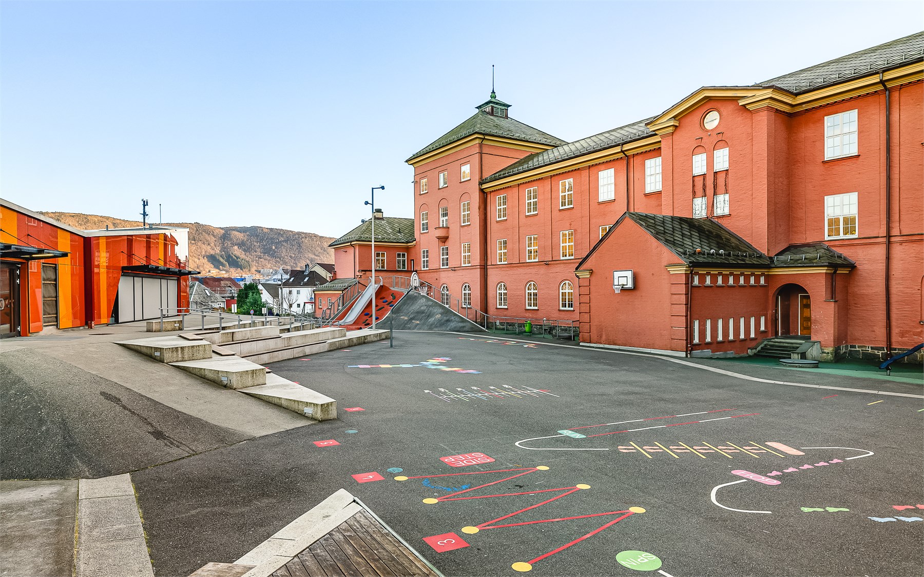 Ny-Krohnborg skole ligger fint til i nærområdet og bidrar til et godt tilbud for barnefamilier.