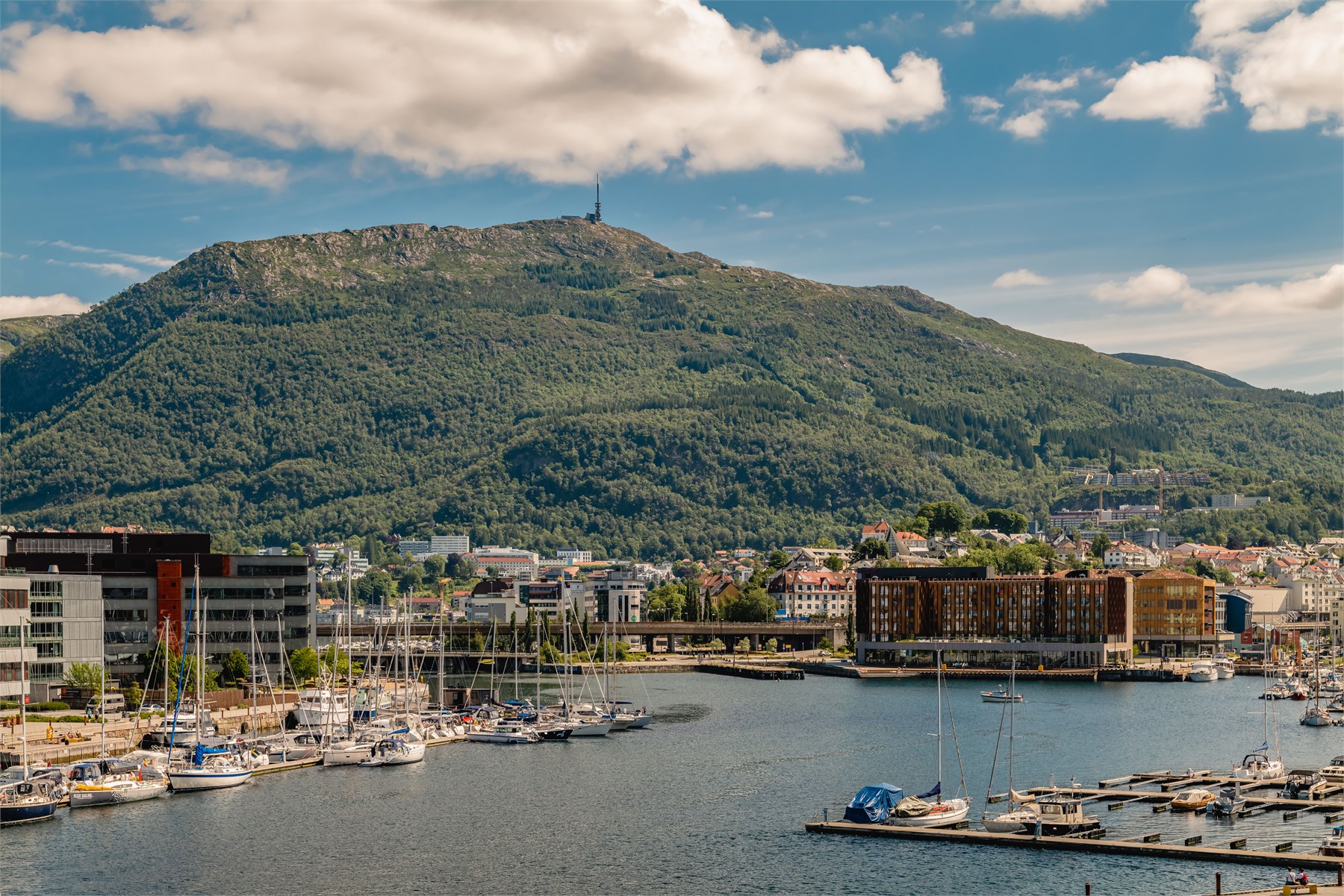 Damsgårdssundet byr på flotte maritime omgivelser og fine områder for rekreasjon langs sjøen. Her kan du nyte spaserturer langs vannet med utsyn mot båtliv, bylandskap og de karakteristiske byfjellene.