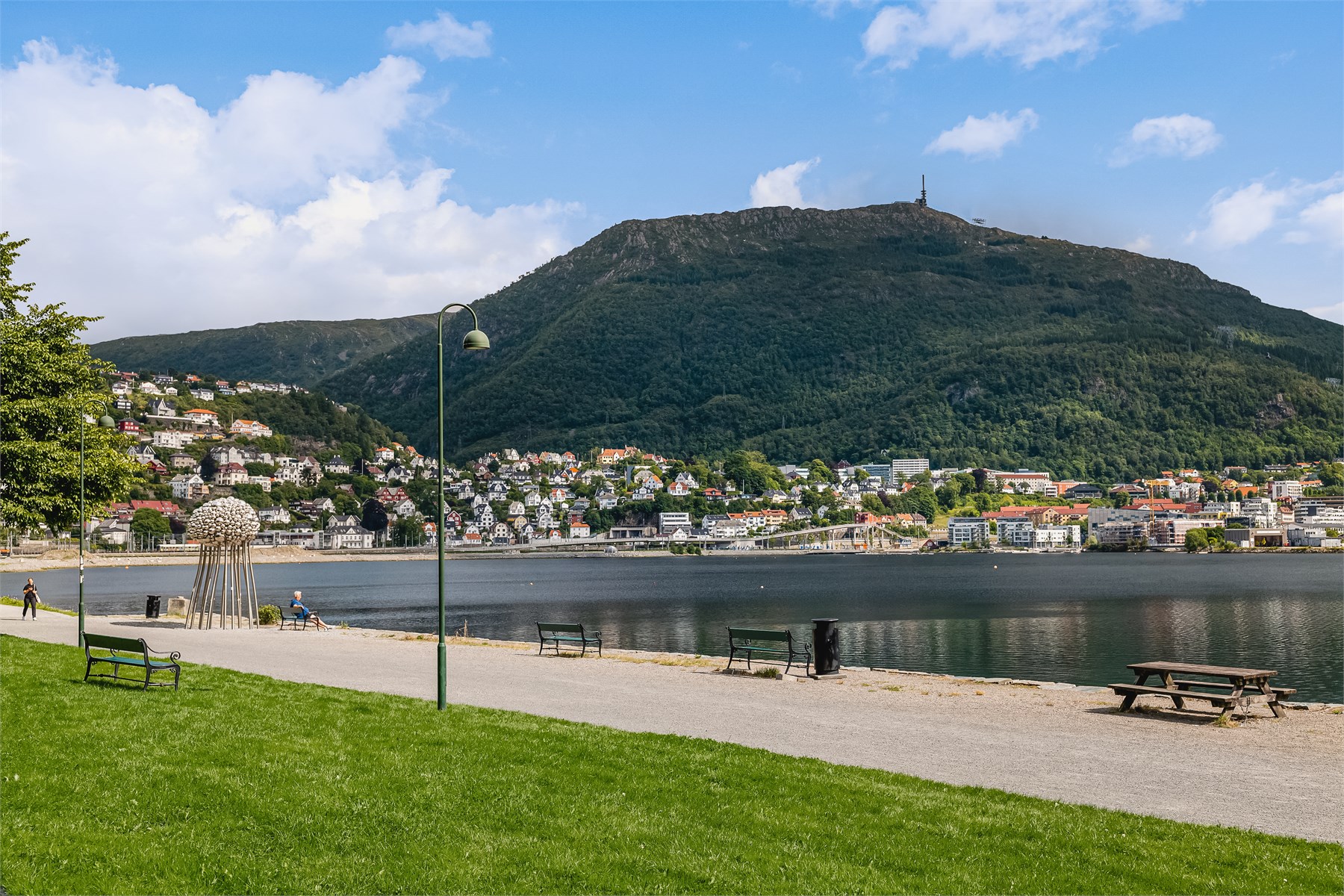 Store Lungegårdsvann er et populært rekreasjonsområde med flotte promenader og grønne arealer langs vannkanten. Her ligger alt til rette for både rolige spaserturer, en løpetur eller fine stunder i solen.