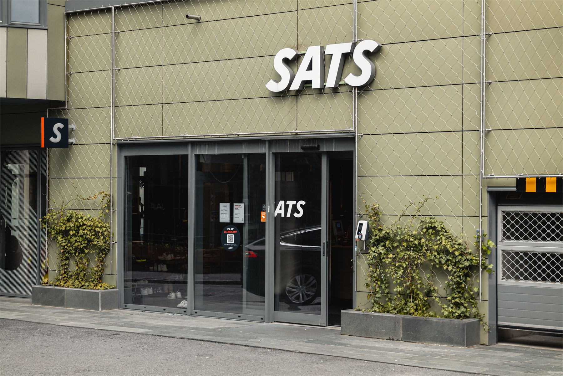 Det er flere treningssentre i nærheten, blant annet SATS, Family Sports Club, iTrain, Sportic, Nr1 Fitness og EVO ved Damsgårdssundet.