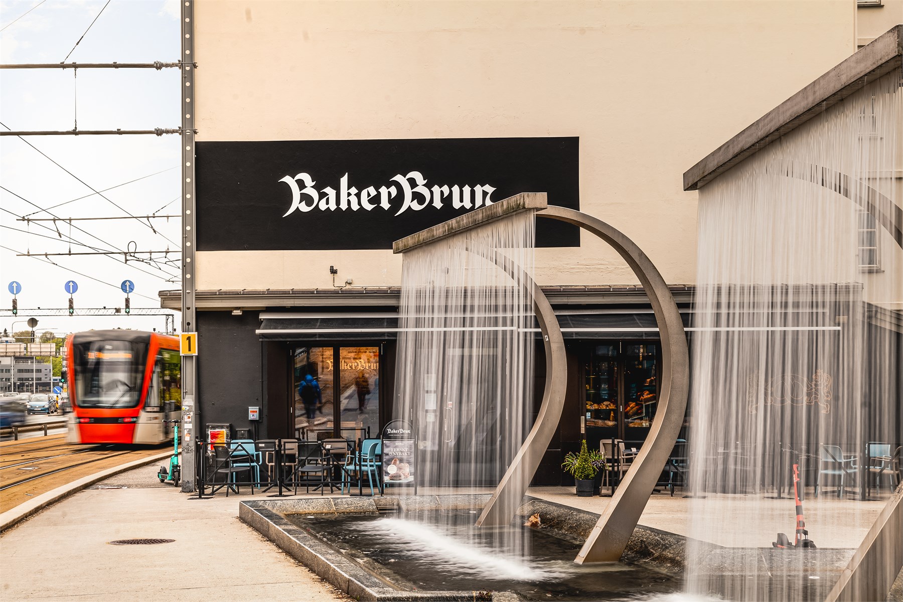 Nærområdet byr på flere hyggelige kaféer og spisesteder, og med kort vei til Danmarks plass og Bergen sentrum er det et rikt utvalg av serveringssteder innen enkel rekkevidde.