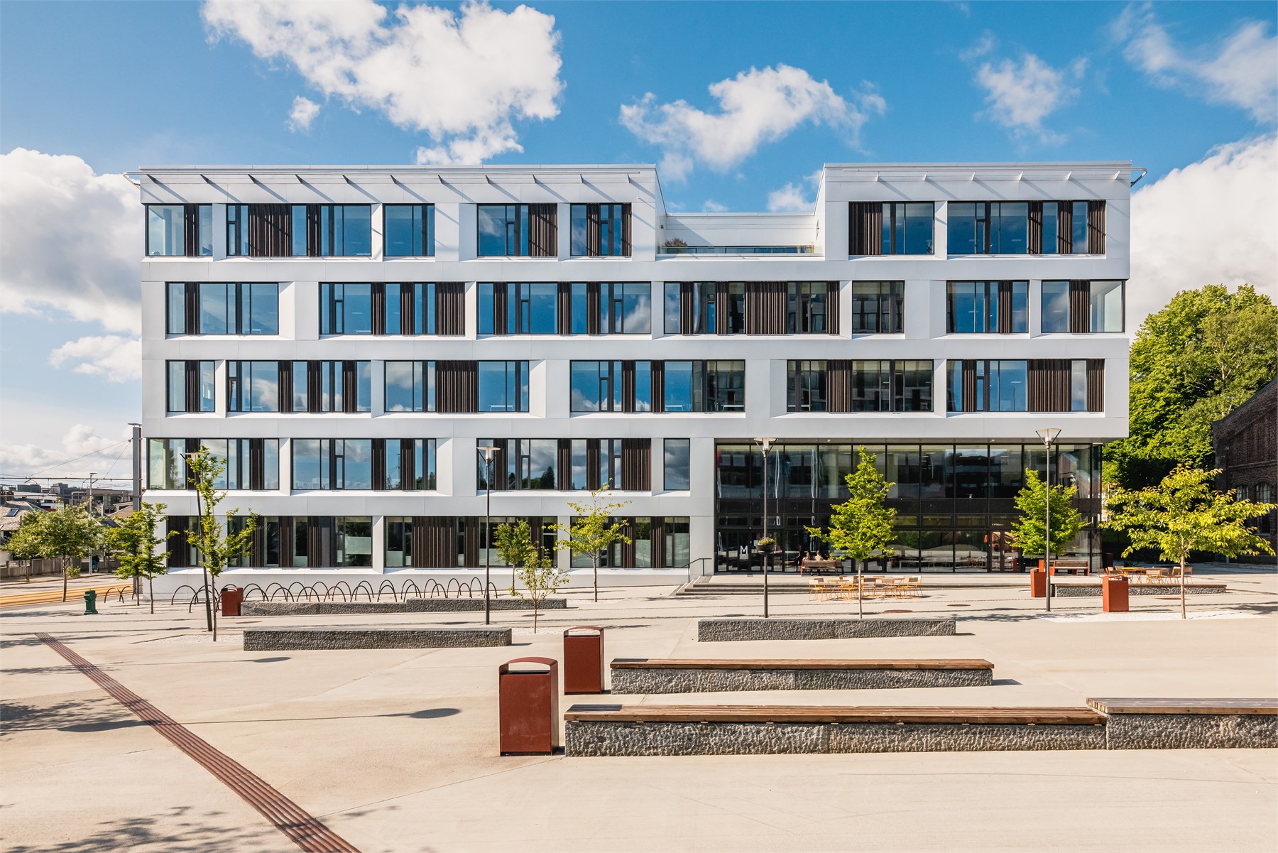 Er du student? Fra boligen har man Handelshøyskolen BI, UiB, HVL som ligger alle i kort avstand fra leiligheten.