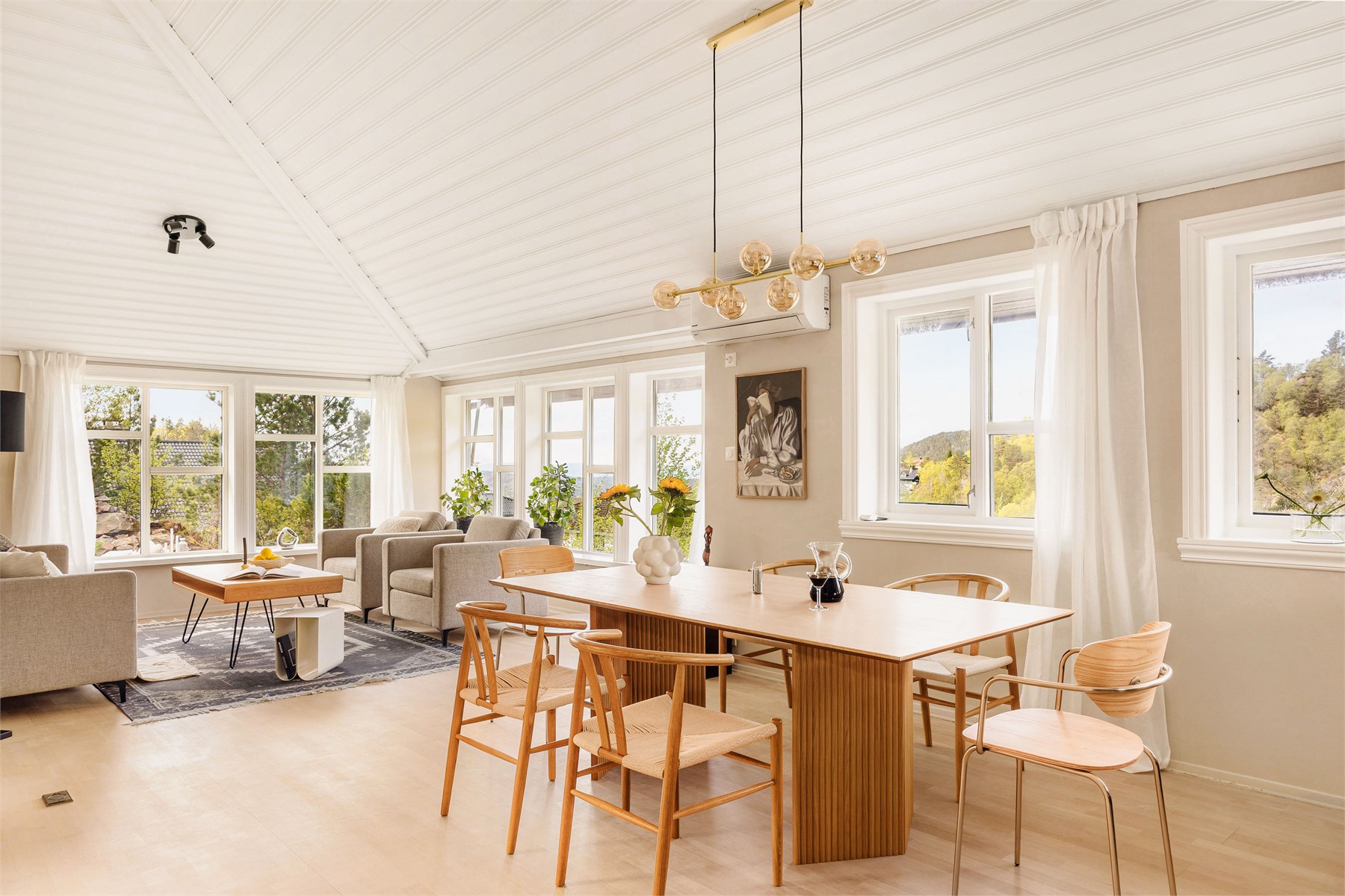 Den romslige spiseplassen ligger flott til ved de store vindusflatene, hvor både utsikt og naturlig lys blir en del av opplevelsen.