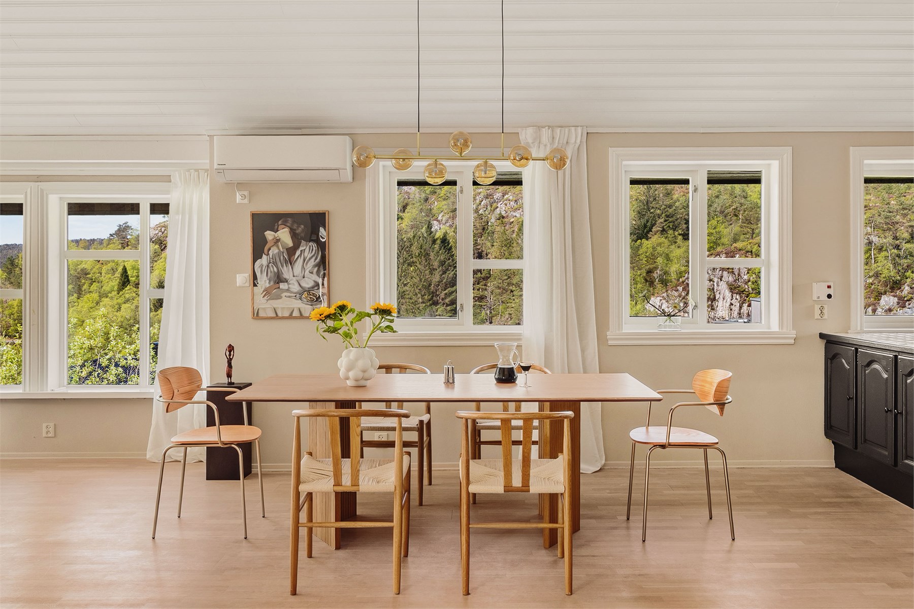 Spisestuen er en fleksibel og innbydende sone som passer like godt til barnebursdager og hverdagsmiddager som til juleselskap, lange middager og hyggelige sammenkomster.