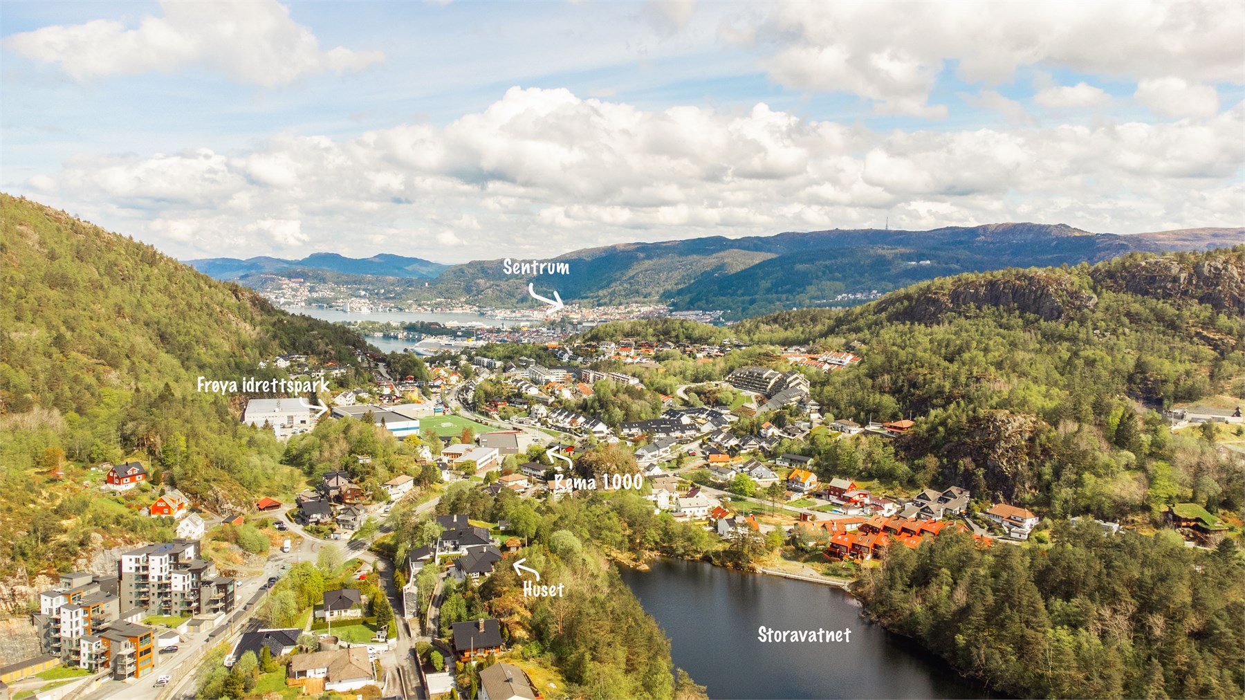 Her bor du i et rolig og etablert eneboligområde med kort vei til Bergen sentrum, Oasen, skoler, barnehager og flotte tur,-og reklreasjonsområder.