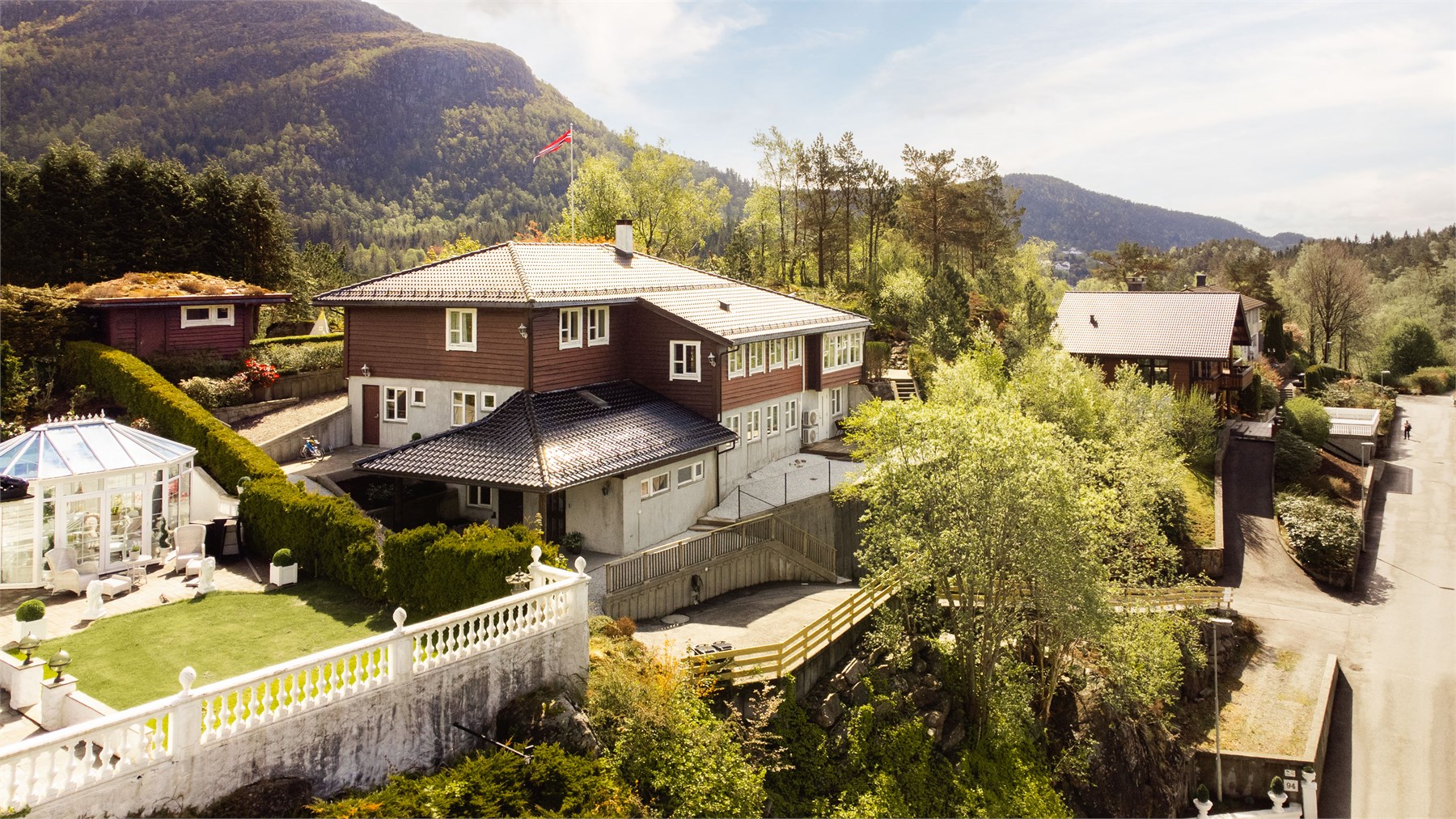 Eiendommen ligger høyt og vestvendt på en stor tomt på 1 360 m² med gode solforhold, usjenerte uteområder og utsikt mot både Storavatnet og omkringliggende fjellandskap.