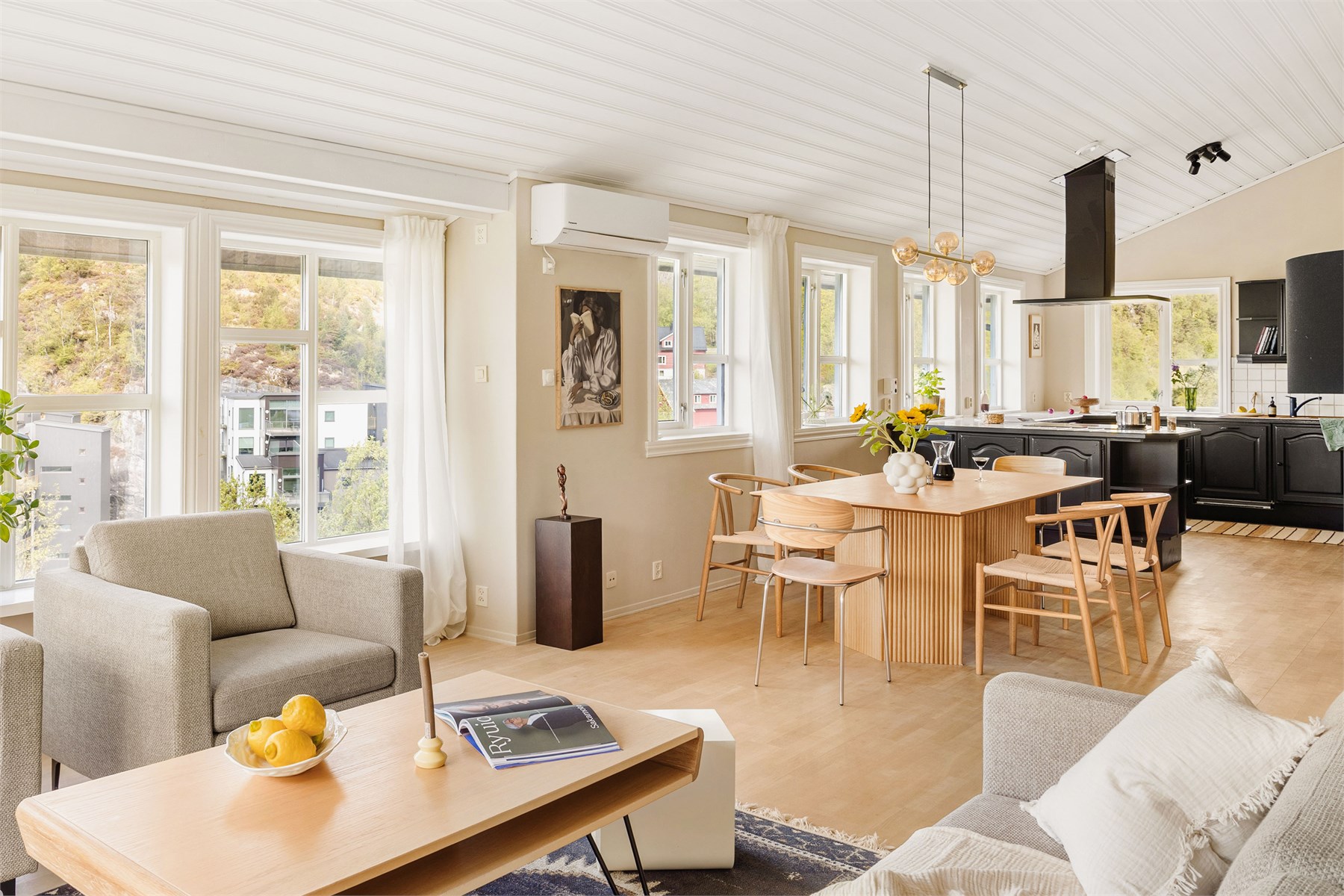 Boligen er utstyrt med to luft-til-luft varmepumper fra Panasonic installert i 2019, noe som gir energieffektiv oppvarming og god komfort året rundt.
