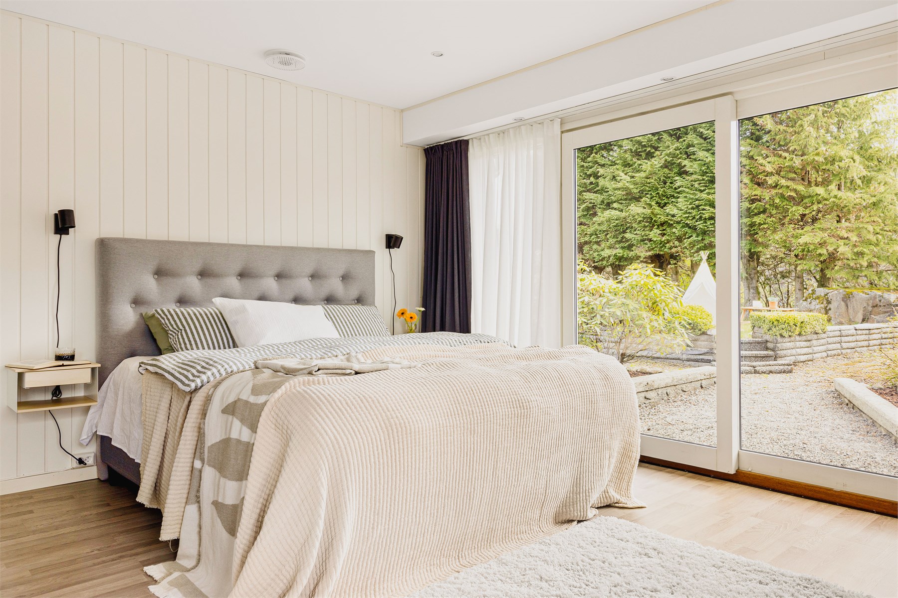 Foreldrerommet måles til18,6 m² fremstår som en rolig og privat retreat med god plass til både dobbeltseng, garderobeløsninger og tilhørende møblering. 