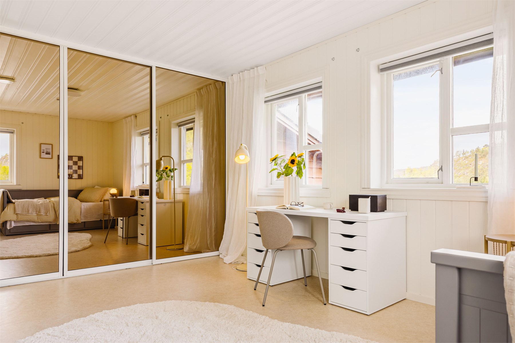 Boligen byr på svært gode oppbevaringsmuligheter med flere innvendige boder, romslige garderobeløsninger og frittstående uthus på ca. 13 m².