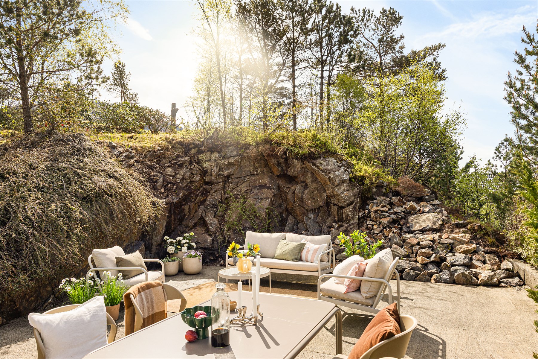 Gode soner for både barn, tenåringer og voksne, samtidig som den usjenerte beliggenheten gir en rolig og privat atmosfære.