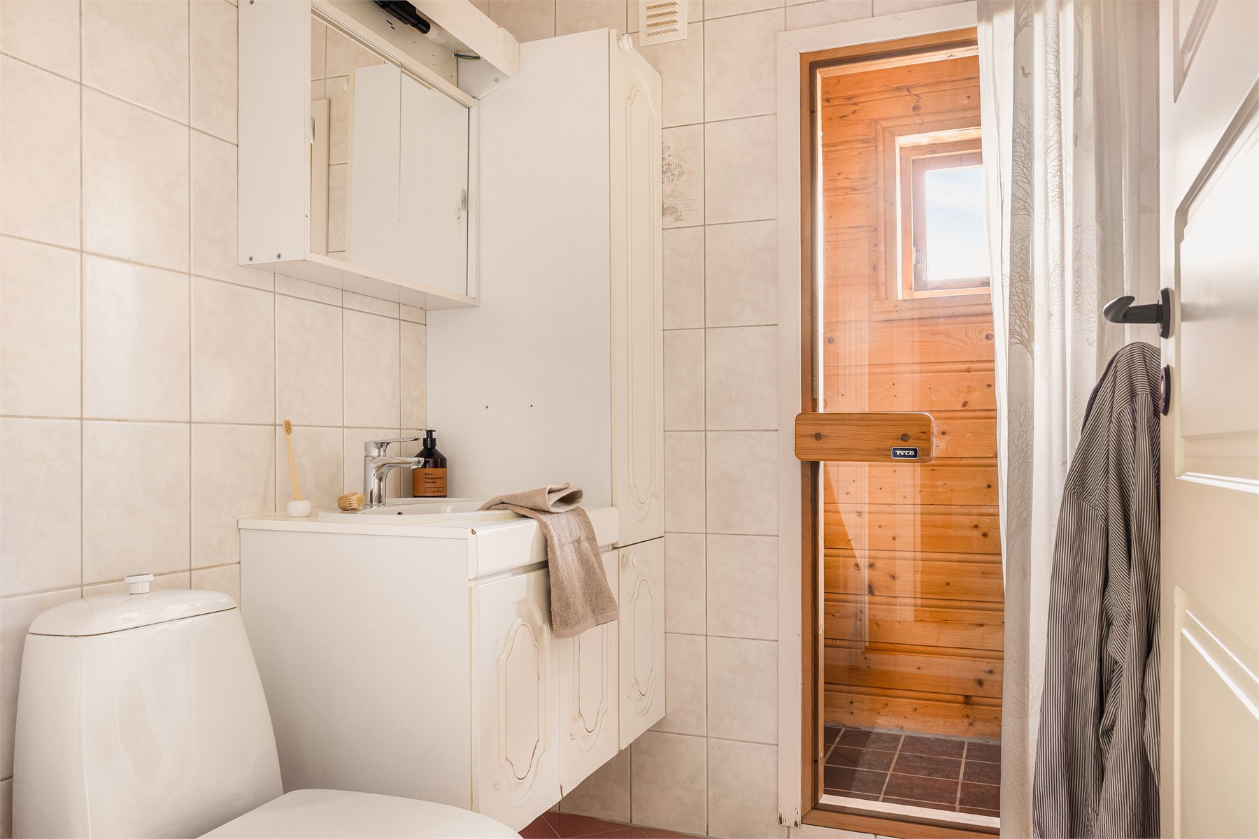Boligen har badstu i tilknytning til badet, noe som gir spennende muligheter for å etablere en lun velværeavdeling i hjemmet. Det er per i dag ikke installert badstuovn.
